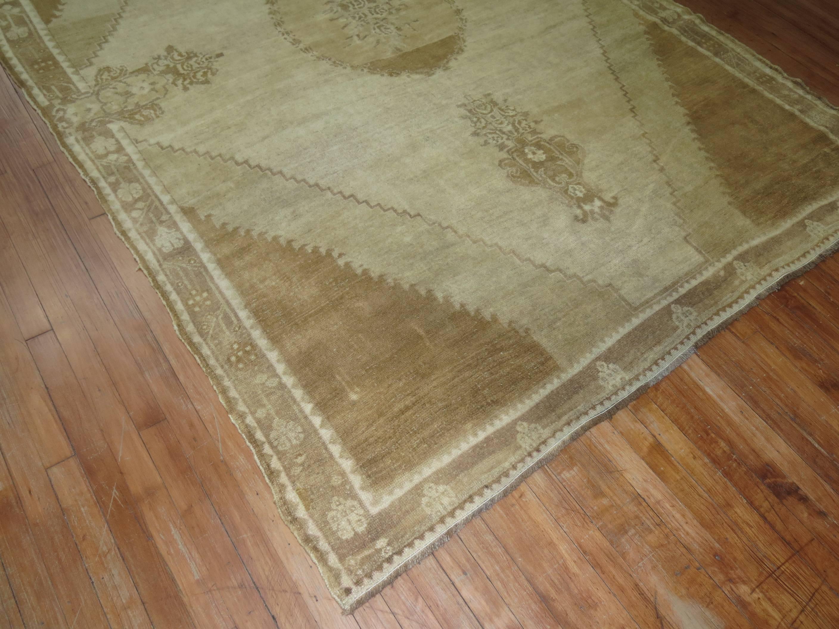 Vintage Turkish Kars Formal Medallion Carpet In Good Condition For Sale In New York, NY