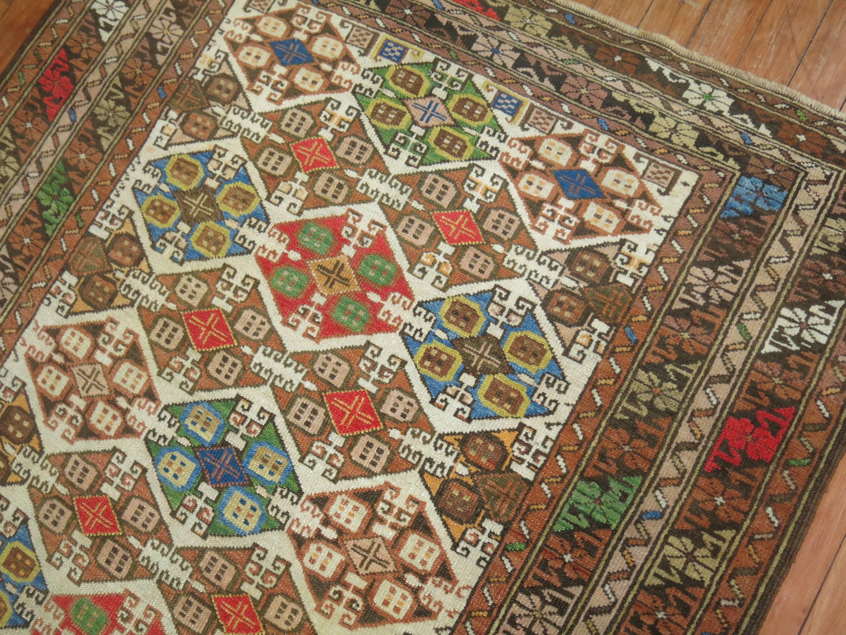 20ième siècle Tapis caucasien ancien coloré de la collection Zabihi en vente
