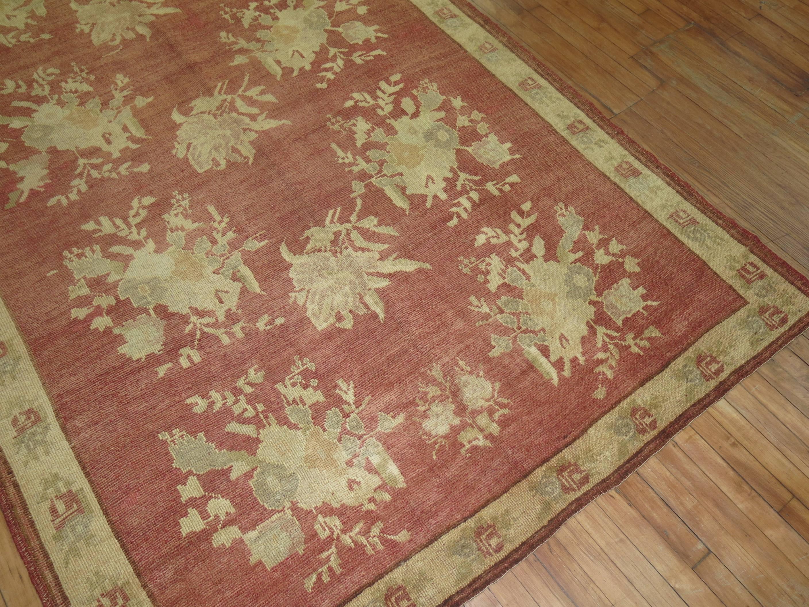 Exquisiter türkischer Teppich im Vintage-Stil mit einem floralen Muster und einer Bordüre in Rosa und Khaki.