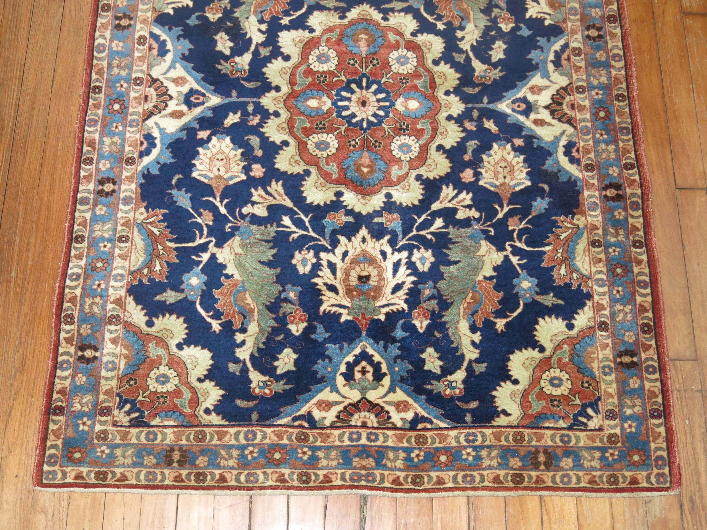 Schöner persischer Isfahan-Teppich aus dem frühen 20. Jahrhundert mit marineblauem Feld und Akzenten in Grün und Braun. Außergewöhnliche Qualität und noch schöner aussehend in Person.