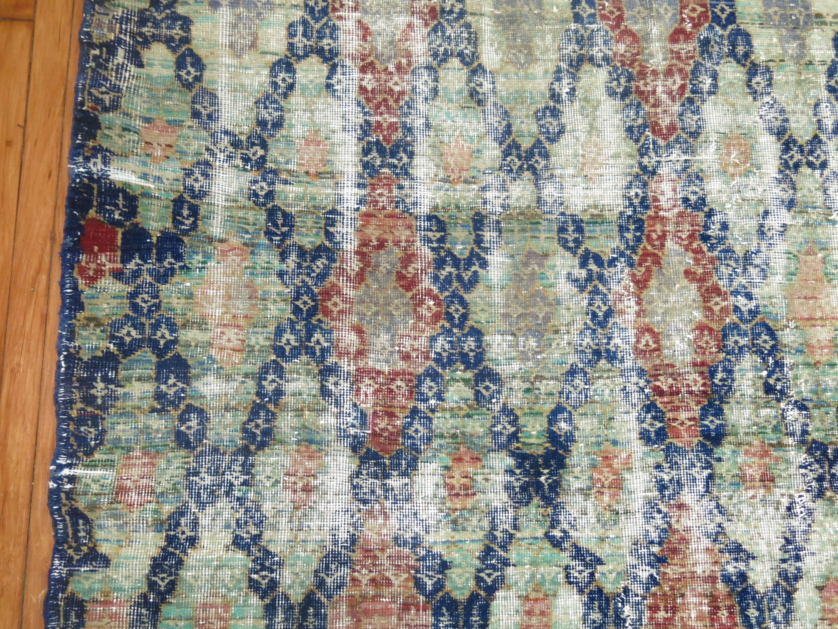 Blauer Shabby Chic Vintage Anatolian Deco Teppich im Shabby Chic-Stil (Moderne der Mitte des Jahrhunderts) im Angebot