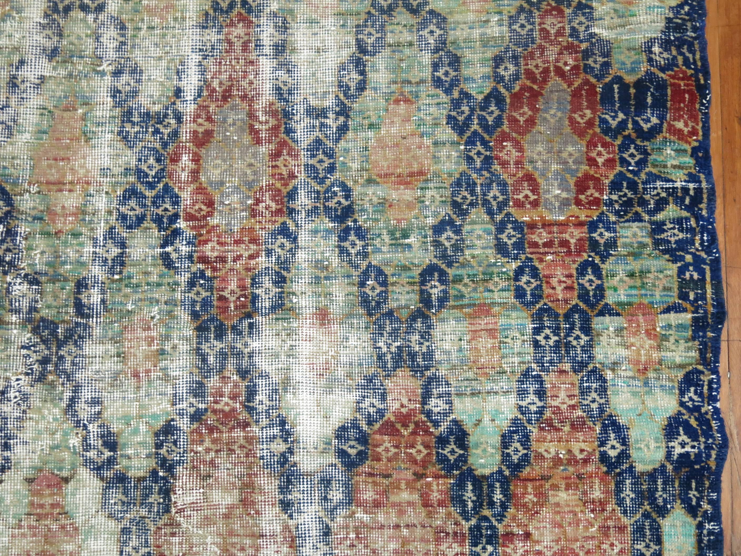 Alfombra Azul Shabby Chic Vintage Anatolian Deco en Bastante bueno estado para la venta en New York, NY