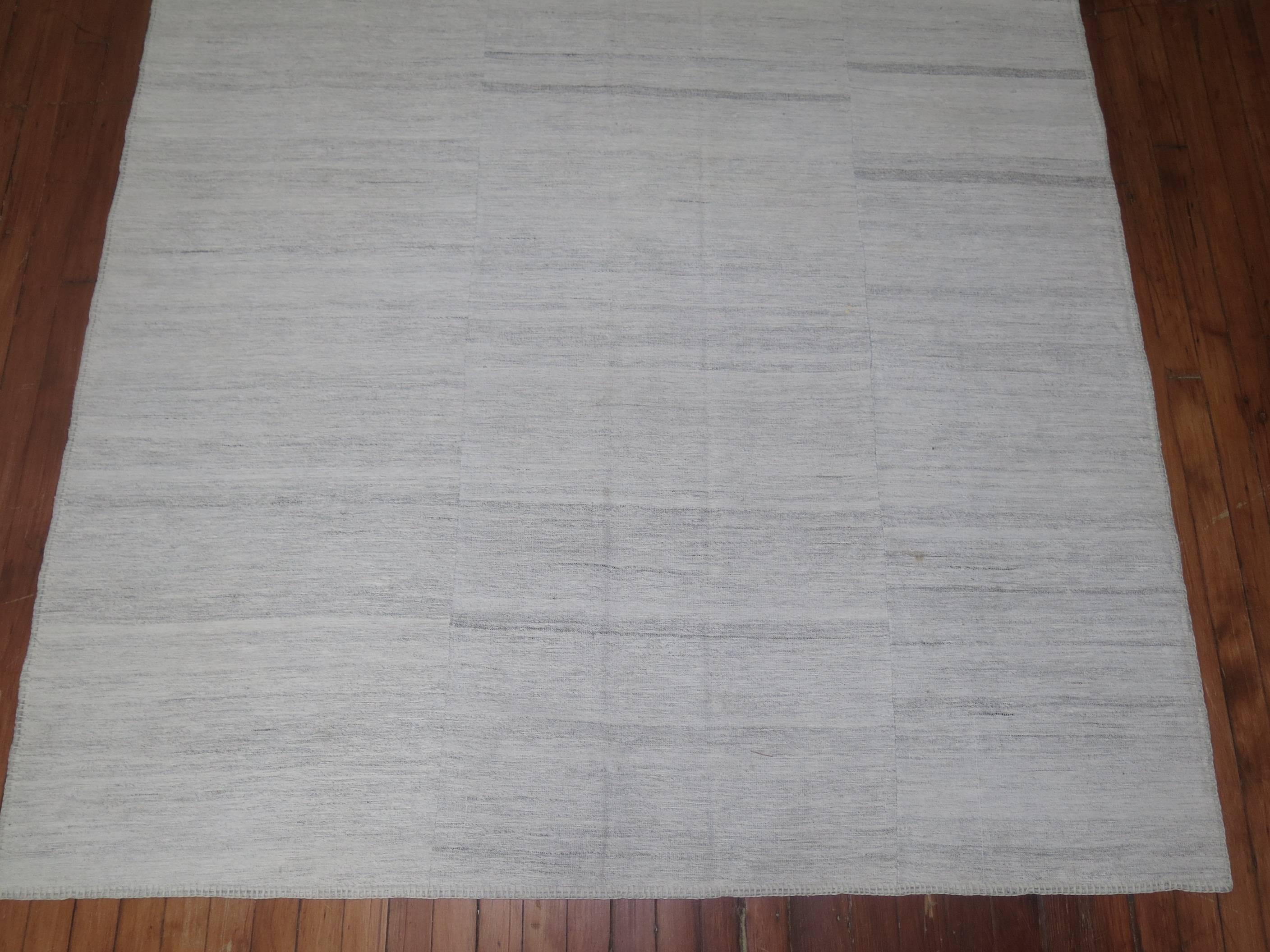 White Modern Textured Persian Kilim In Excellent Condition For Sale In New York, NY