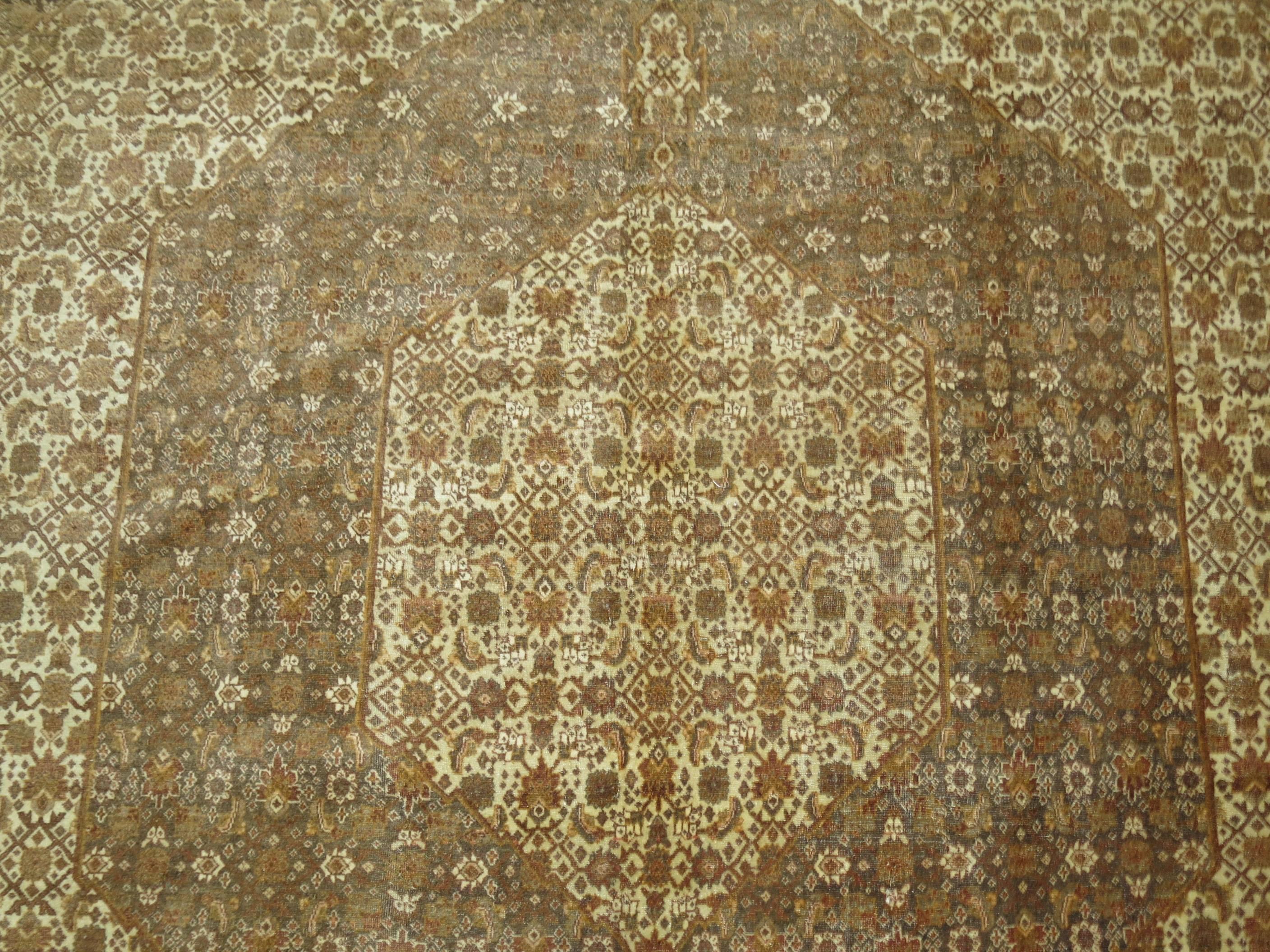 Persischer Täbriz aus dem frühen 20. Jahrhundert mit klassischem Herati-Motiv und zeitlosem Medaillon- und Bordürenmuster. Vorwiegend braune und orangefarbene Akzente.

