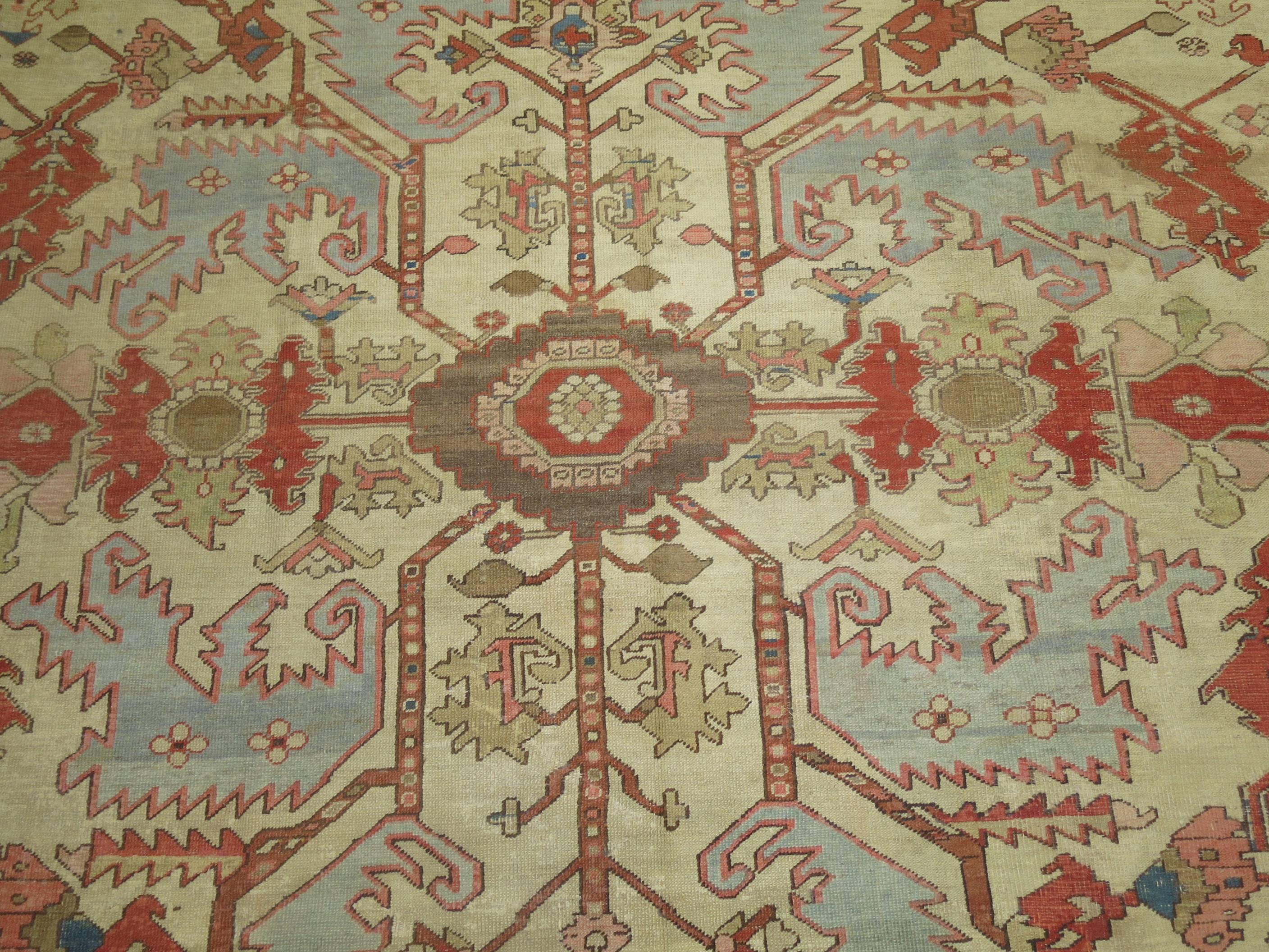 Antique Persian Heriz Serapi Rug In Excellent Condition For Sale In New York, NY