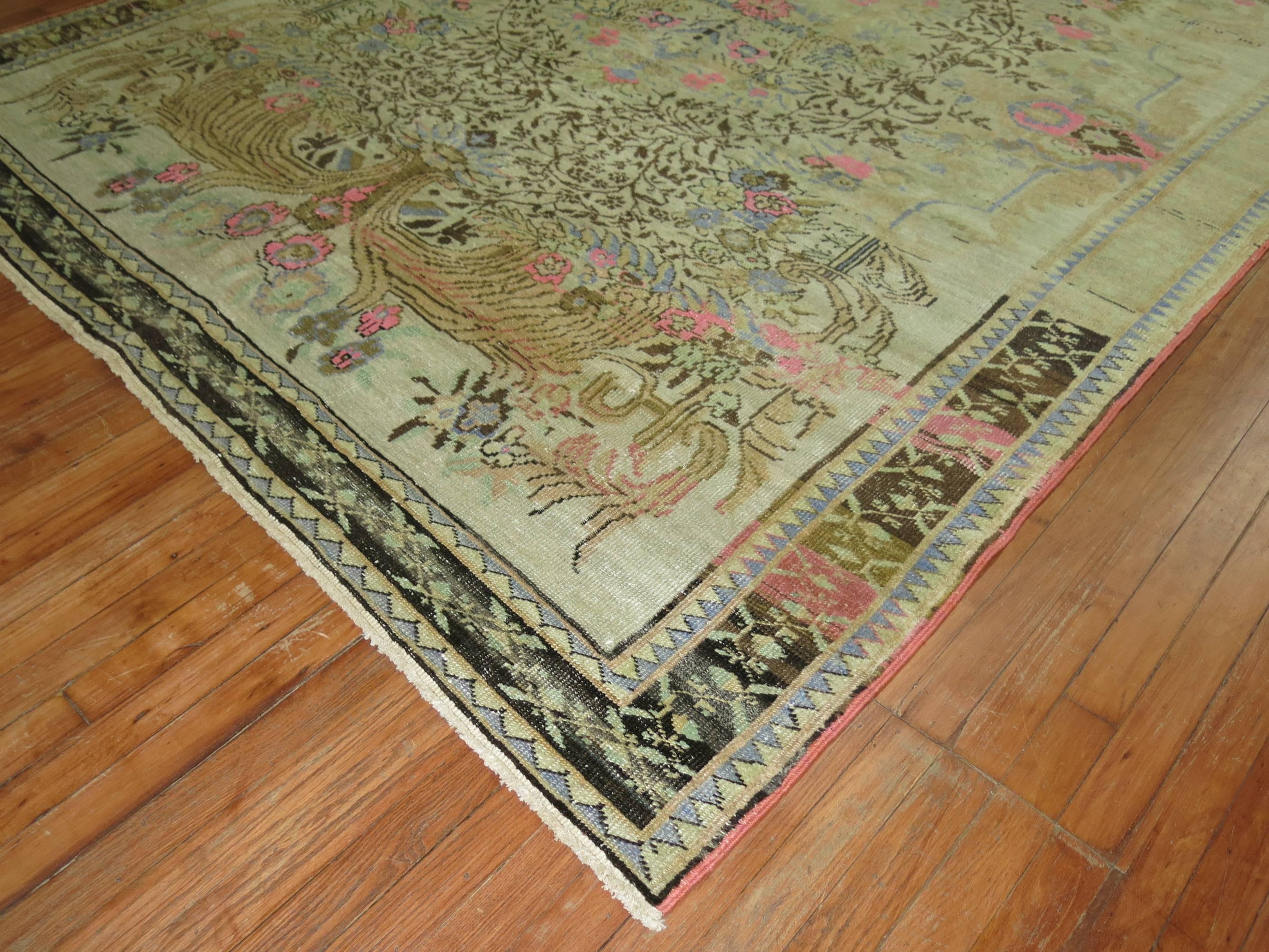 Türkischer anatolischer Teppich im eklektischen Stil mit leuchtend rosa Akzenten, die überall funkeln.