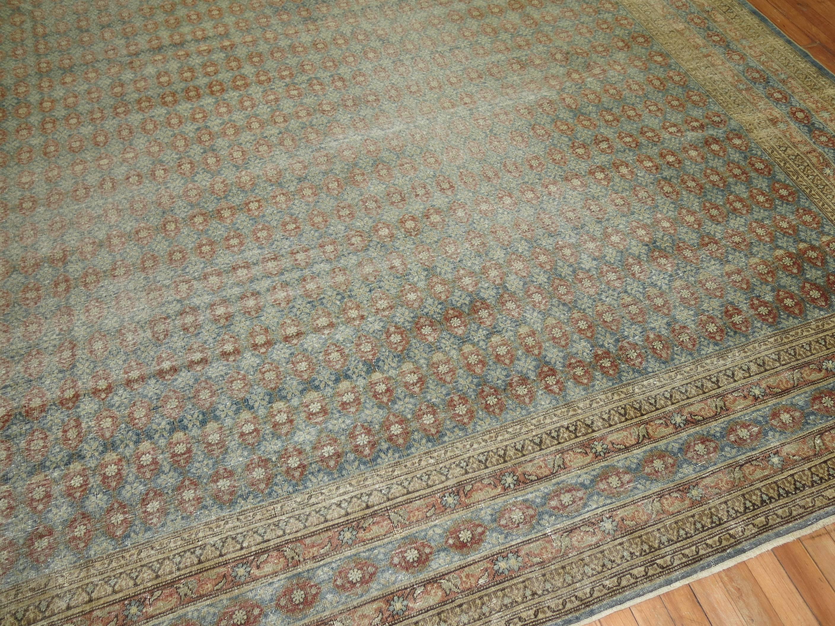 Tapis persan Tabriz de la fin du XIXe siècle. Un motif de diamant en spirale de couleur rouille/terracotta sur un fond bleu denim doux et une bordure à plusieurs bandes. 

9'9'' x 12'7''
