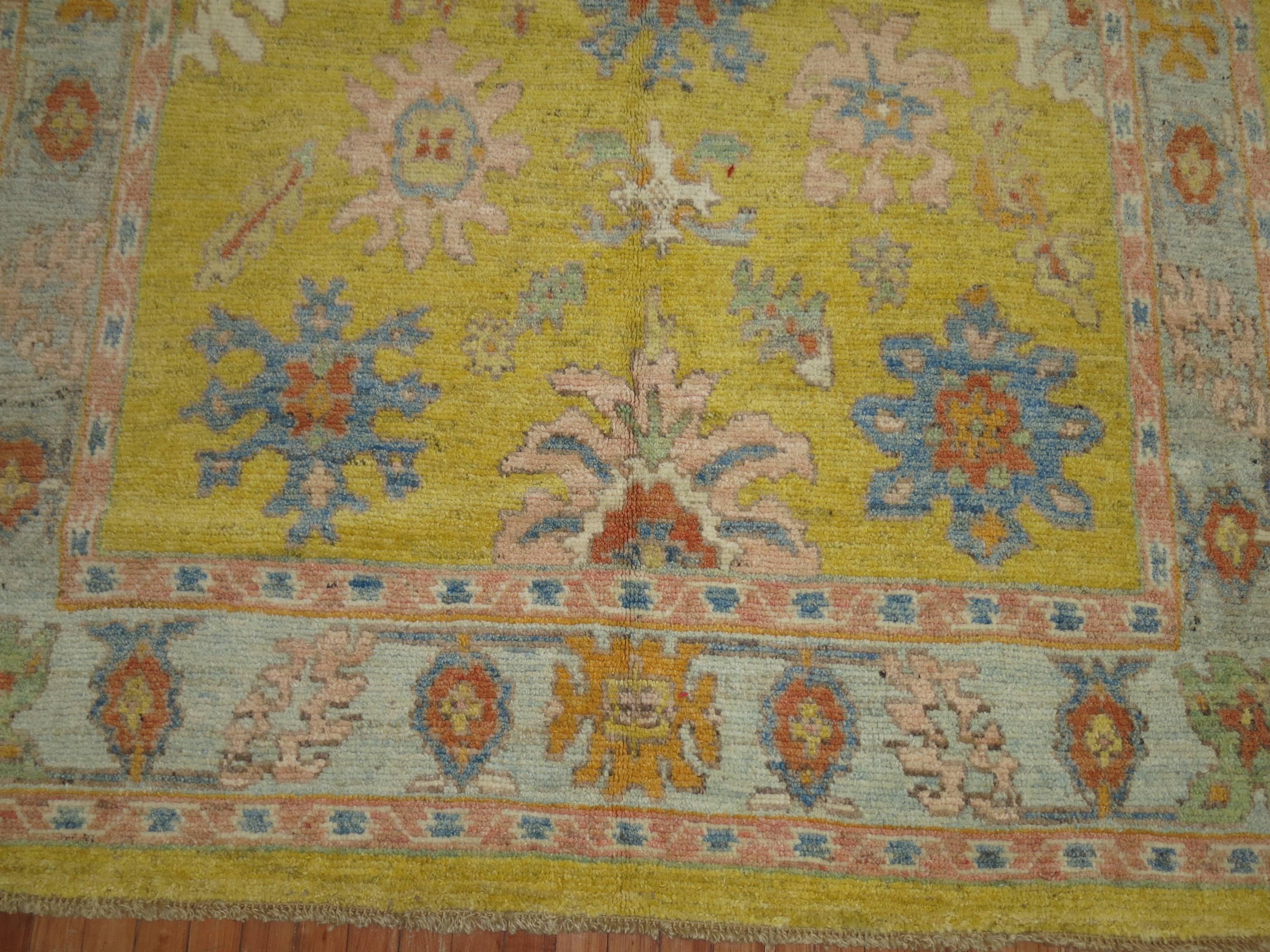 Inspirierter Oushak-Stil-Teppich im Zustand „Hervorragend“ im Angebot in New York, NY
