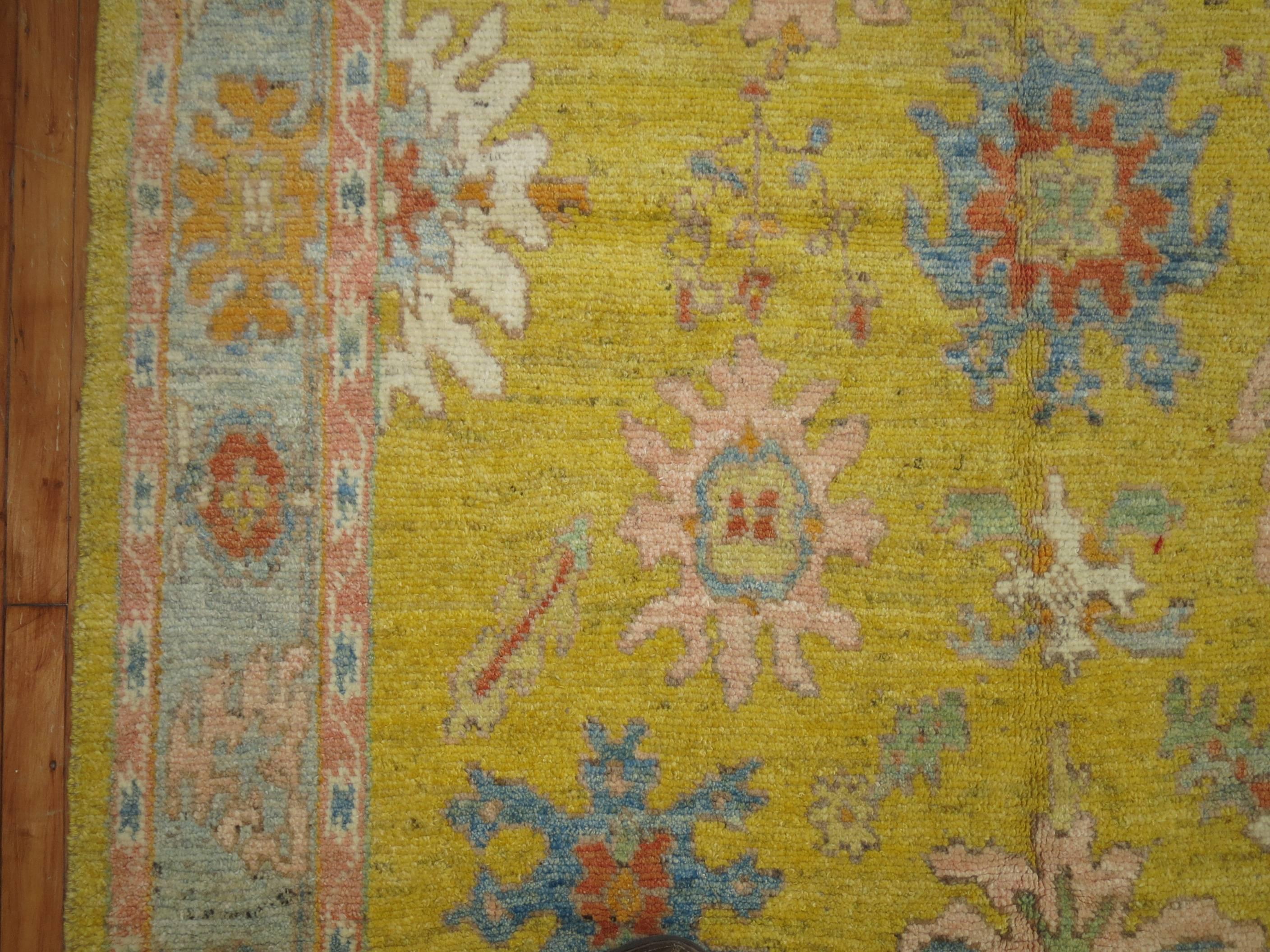 Inspirierter Oushak-Stil-Teppich (Handgeknüpft) im Angebot