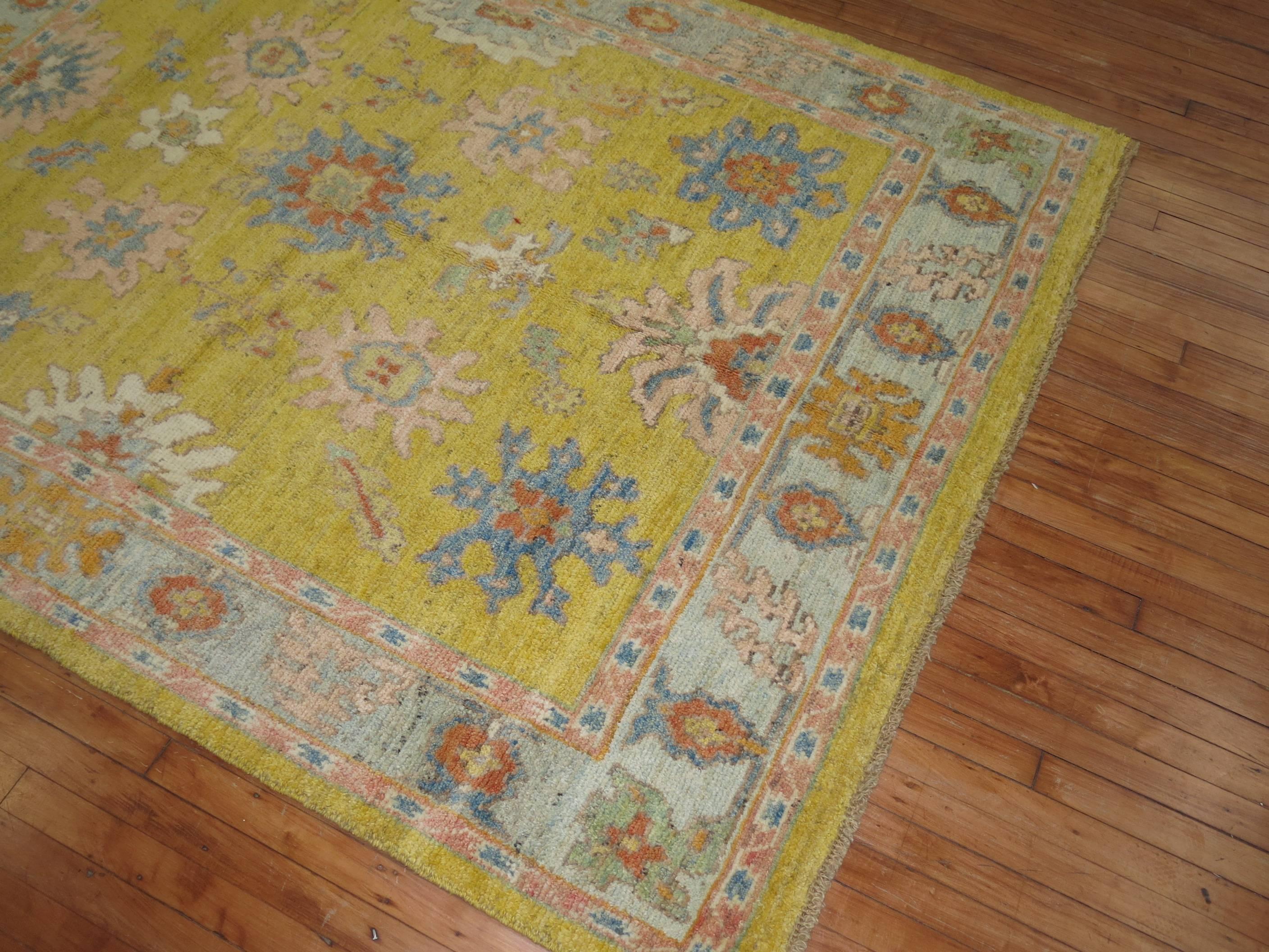 Inspirierter Oushak-Stil-Teppich (Wolle) im Angebot