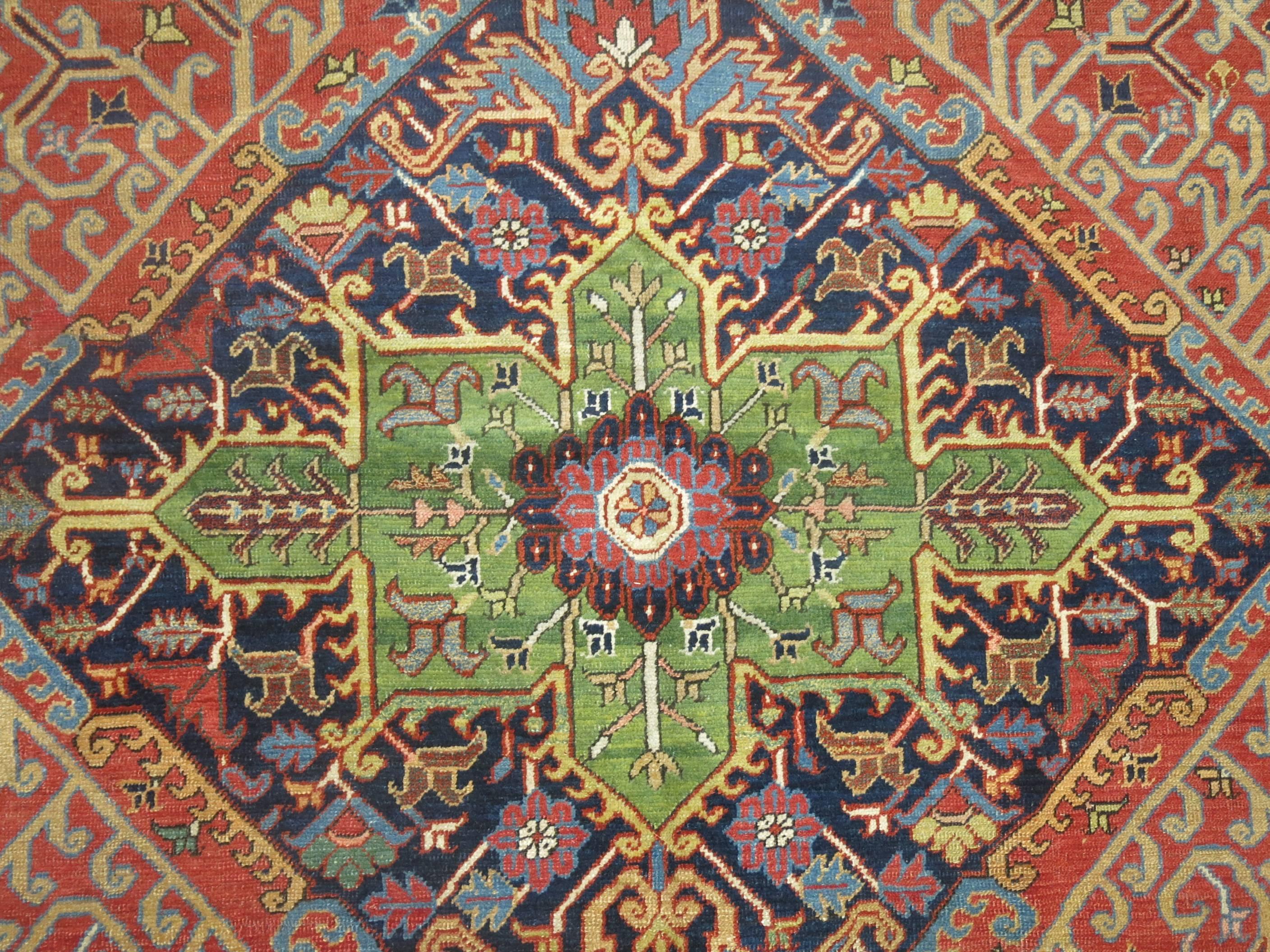 Combinación de colores única Alfombra persa antigua Heriz en Bueno estado para la venta en New York, NY
