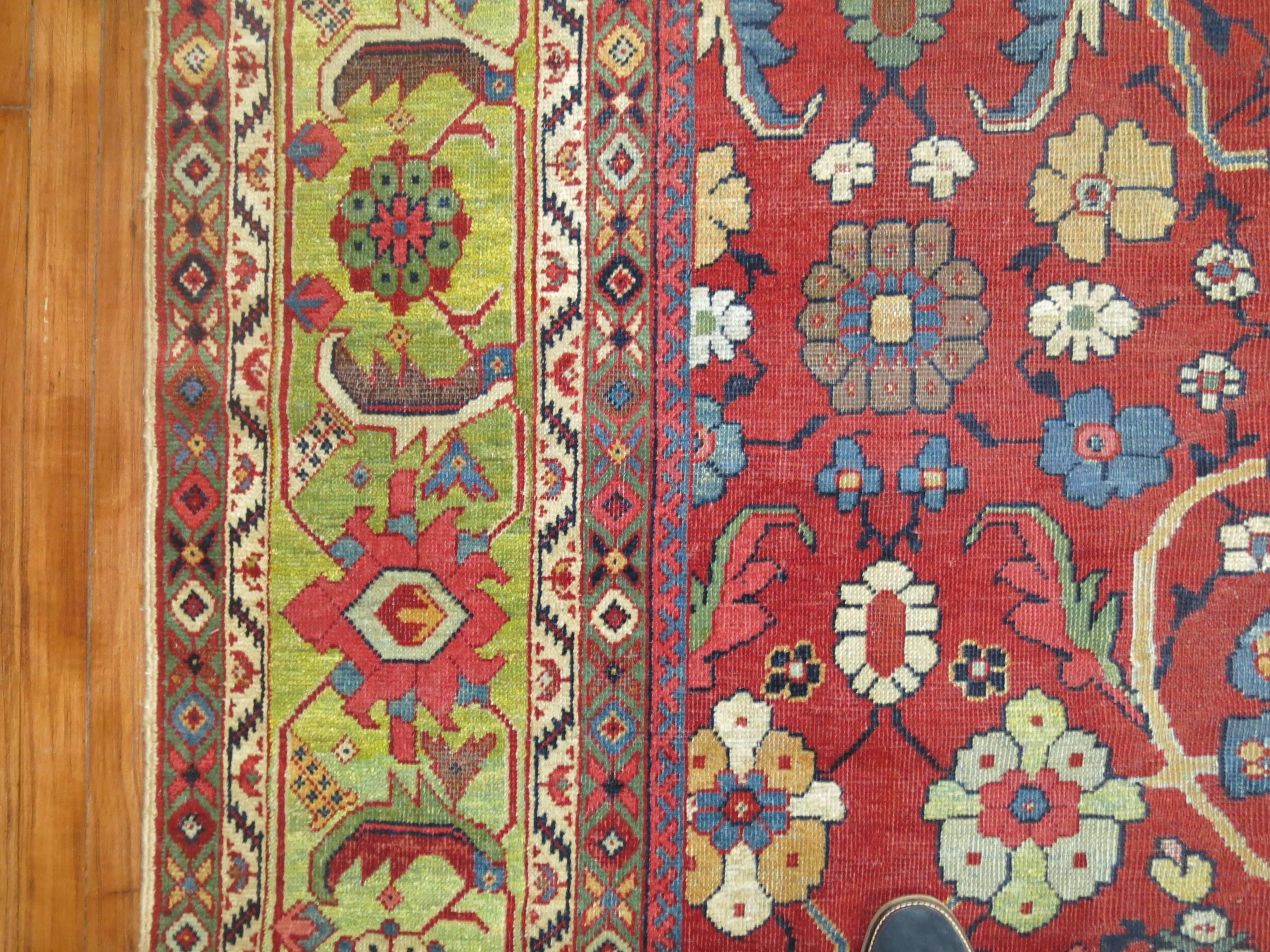 Ein persischer Mahal-Teppich aus dem frühen 20. Jahrhundert mit rotem Grund und hellgrüner, abgeschabter Bordüre.

Exemplarische antike Mahal-Teppiche in Übergröße werden von vielen wegen ihrer Originalität und inspirierten Kunstfertigkeit