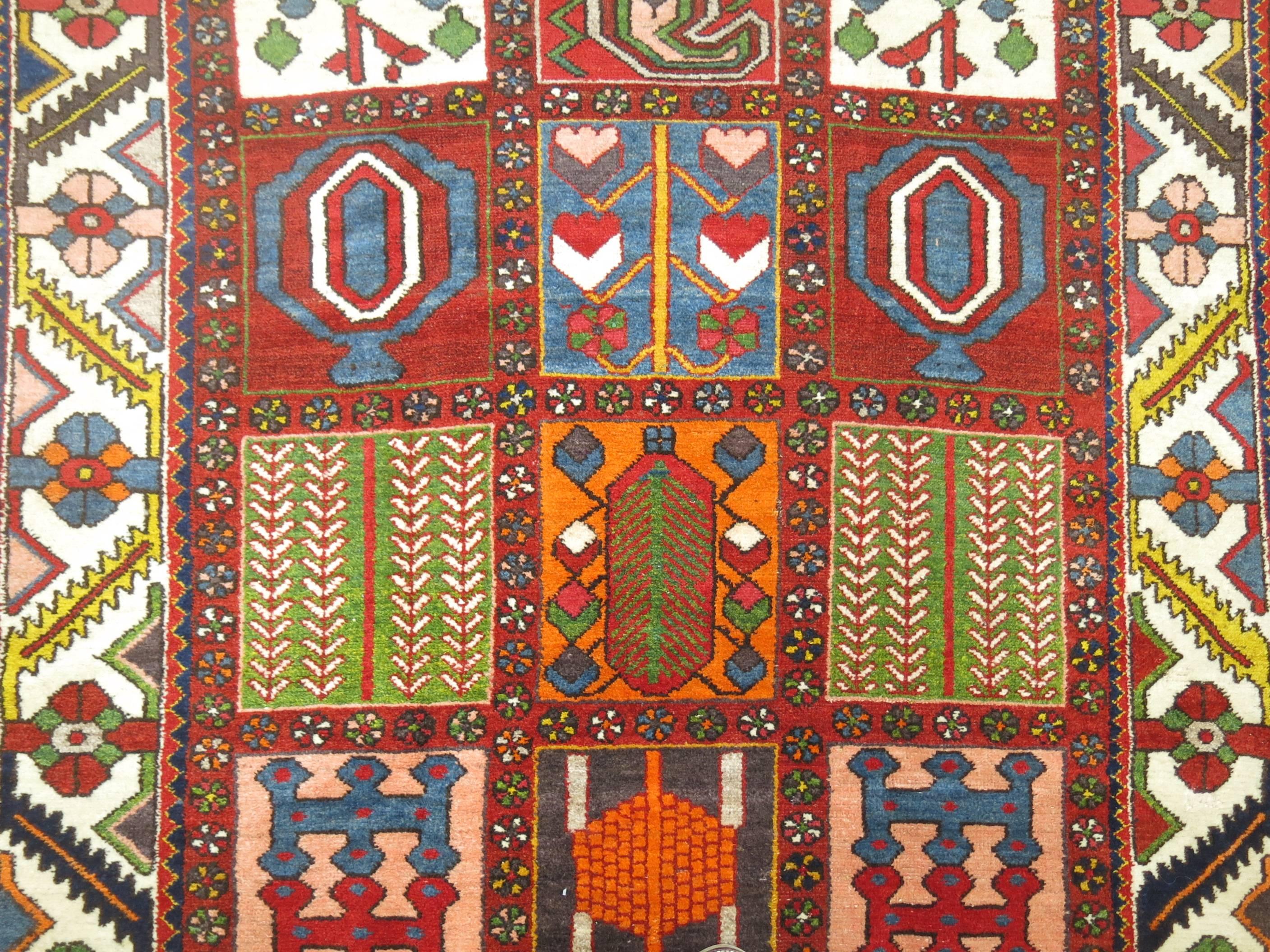 Persischer Bakhtiari-Teppich, Vintage im Zustand „Gut“ im Angebot in New York, NY