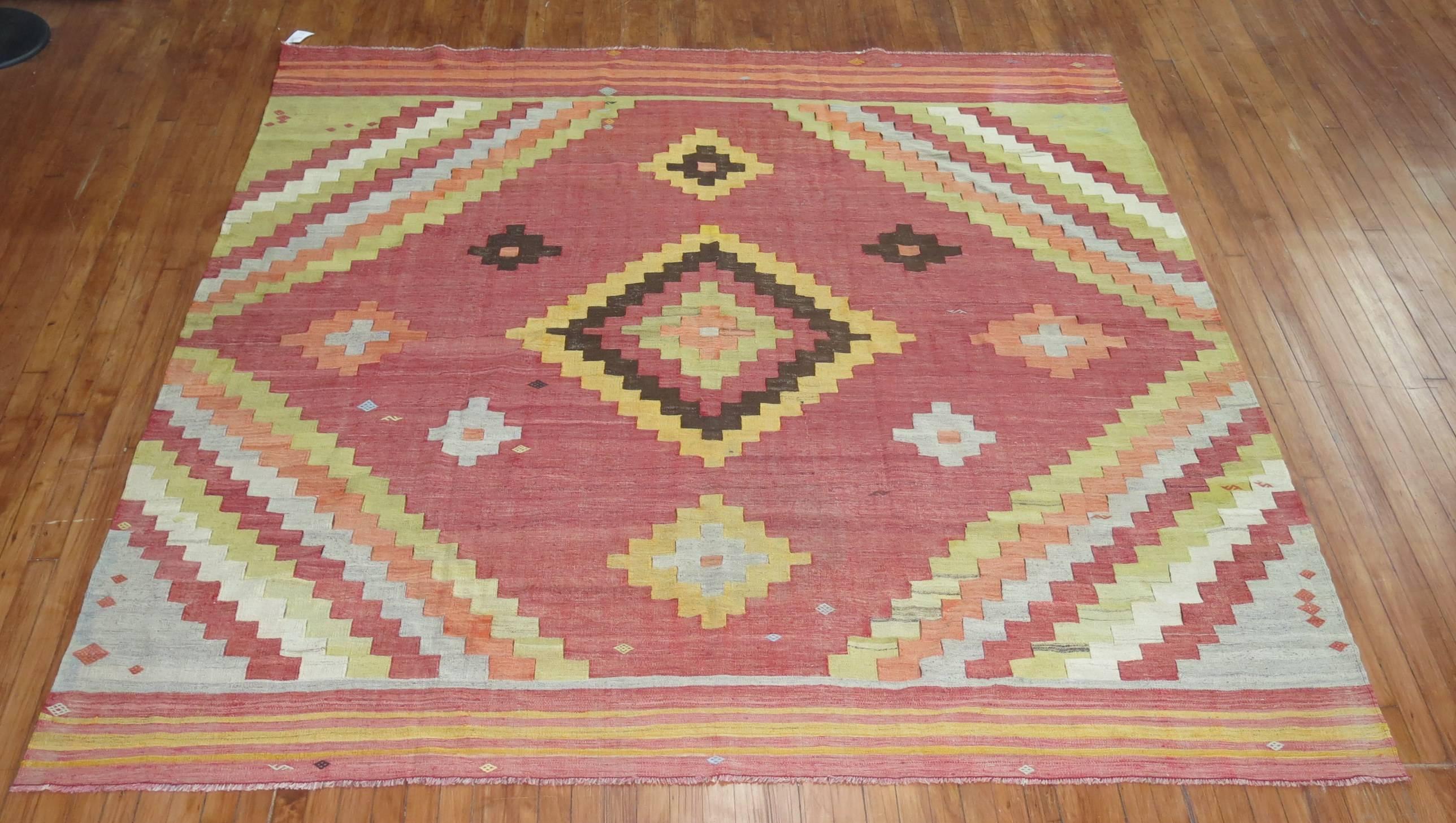 Intriguant Kilim turc de taille carrée. Mesures : 8'2