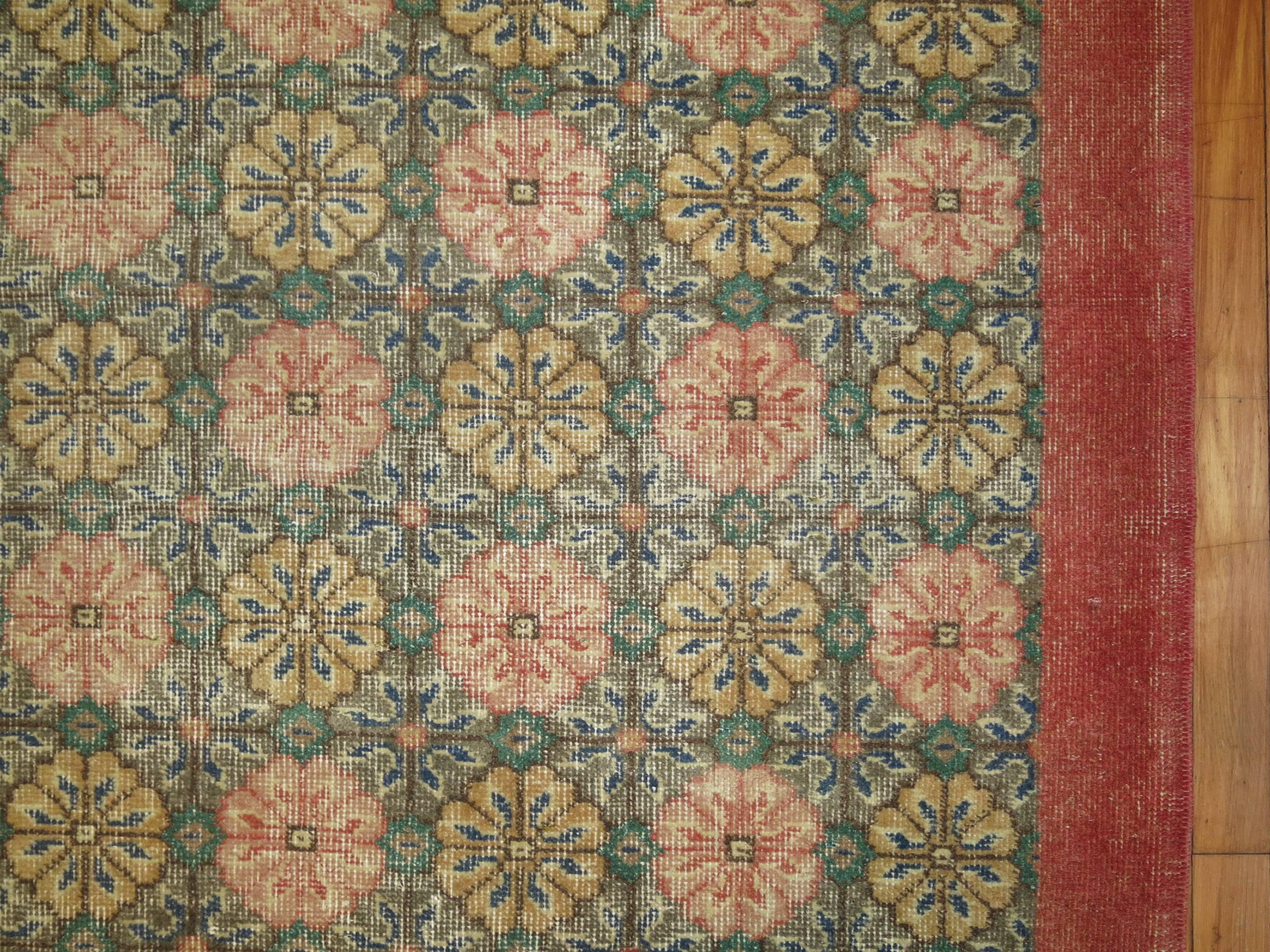 Turkish deco style rug with an all-over floral design with a feminine feel from the middle of the 20th century

5'5'' x 9'1''