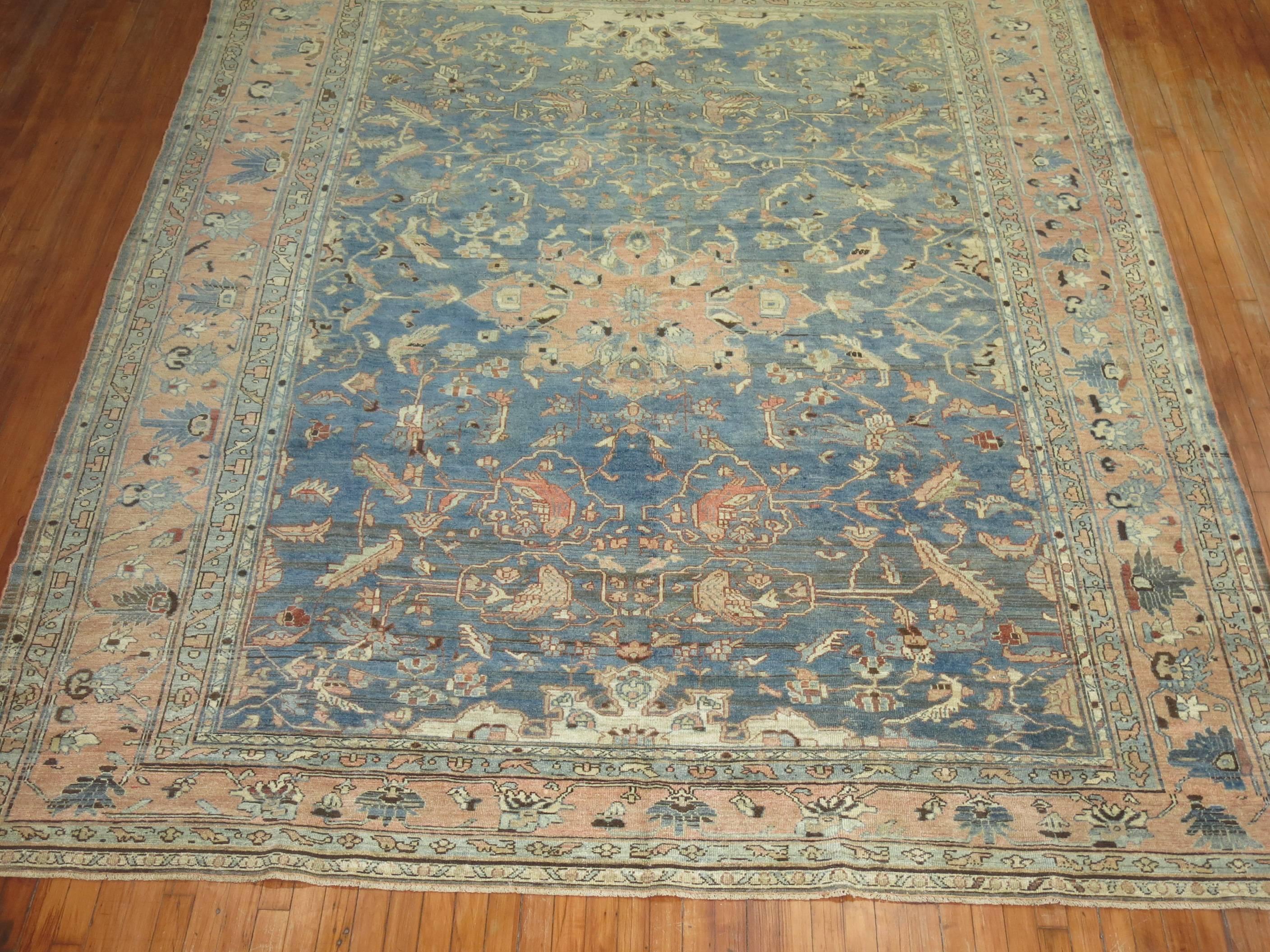 Un tapis persan Malayer du début du 20e siècle. Champ bleu abrasé et bordure en terre cuite. Quelques pigeons sont aperçus dans le champ, vers 1920.

Mesures : 8'11'' x 11'3''.