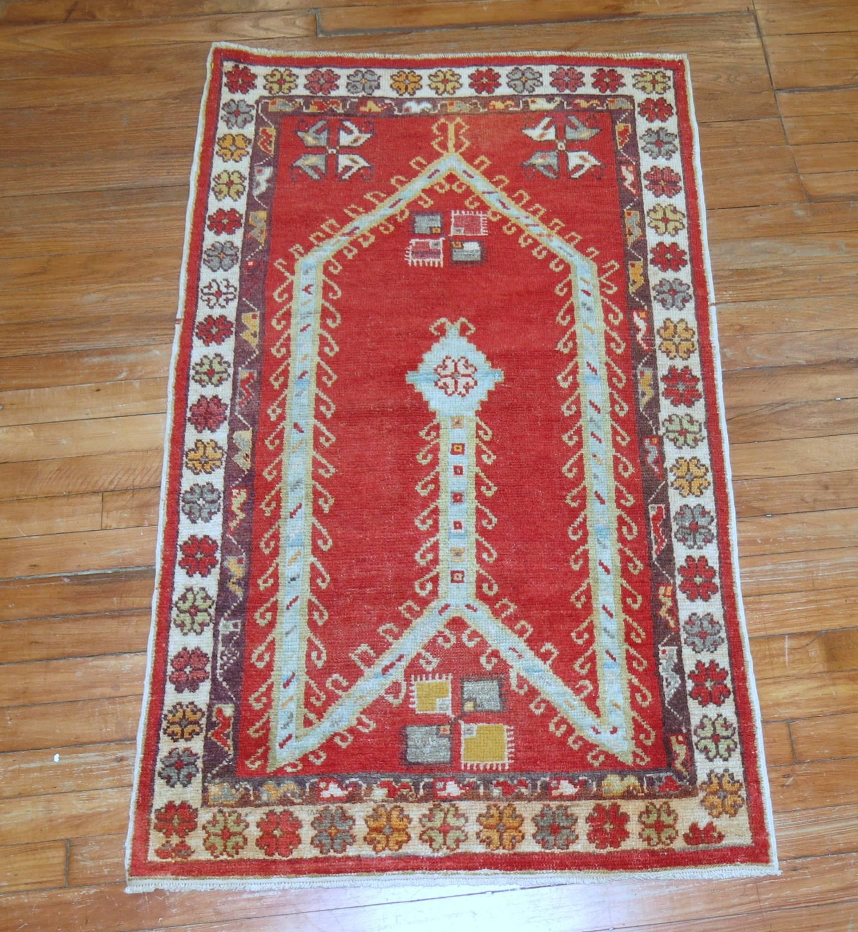 Ein antiker Oushak-Teppich aus dem frühen 20. Jahrhundert mit einem eisblauen Gebetsnischenmotiv auf rotem Grund.
