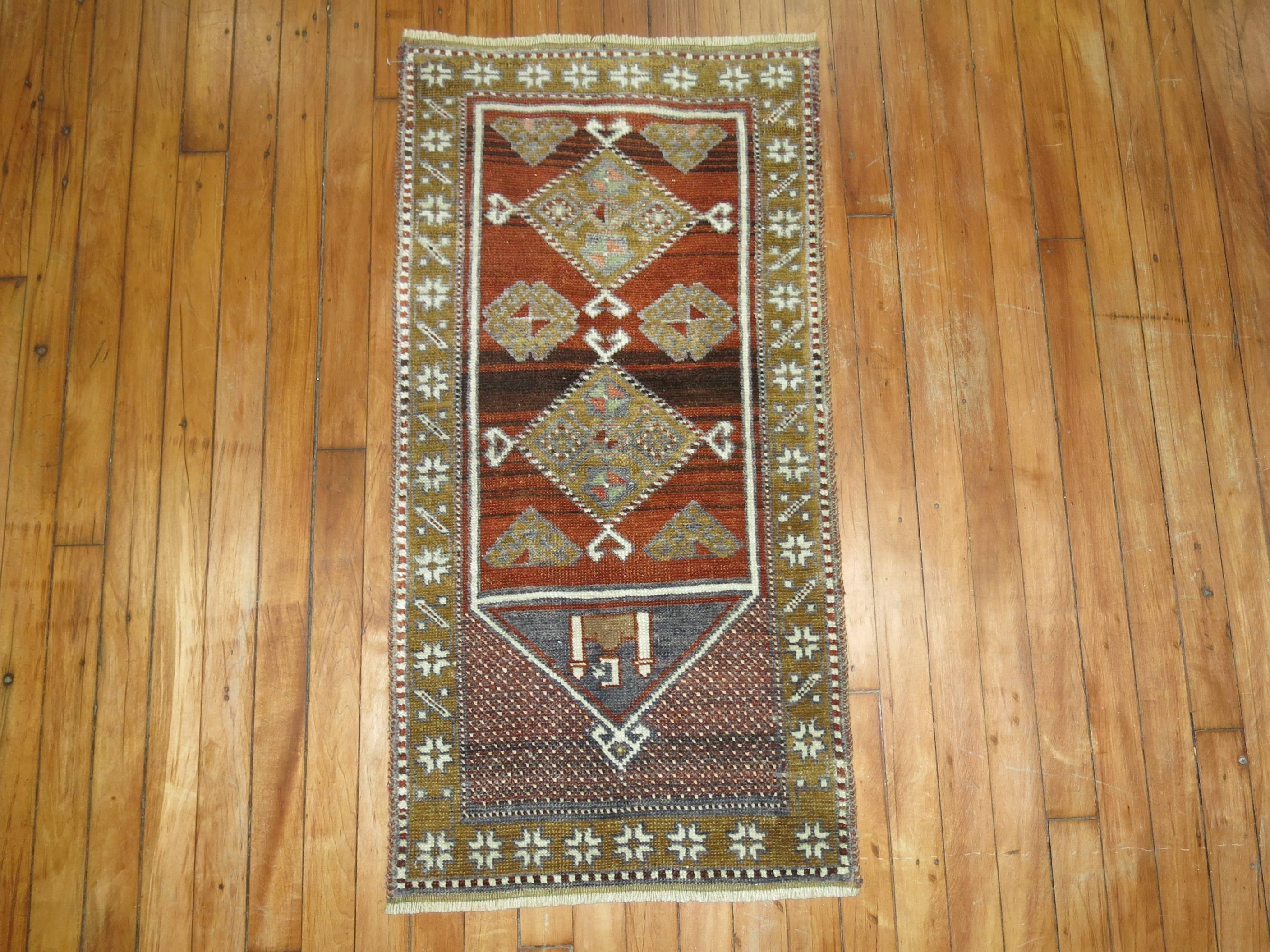 Vintage Turkish Anatolian throw rug with prayer niche motif.