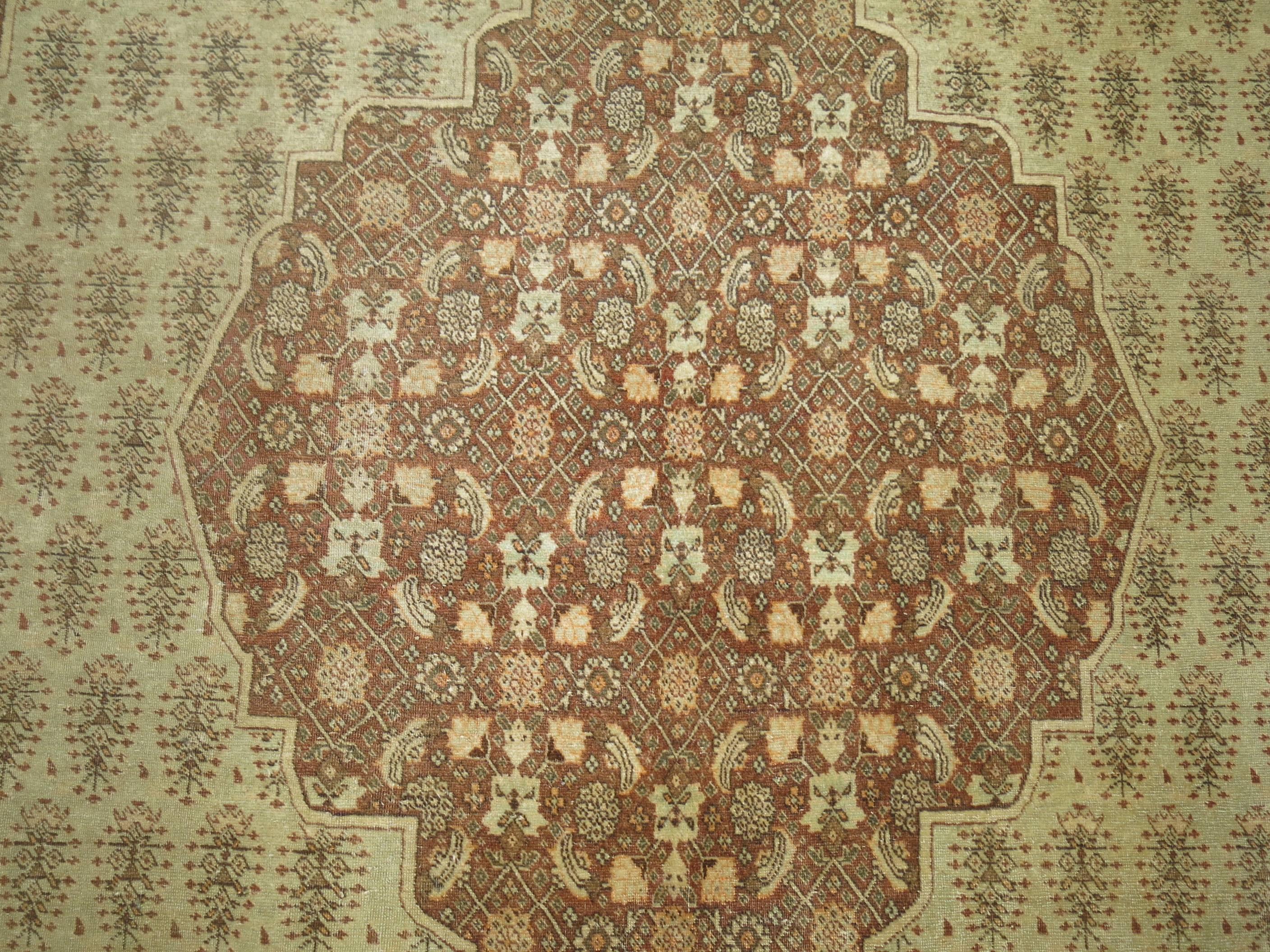 Coloniale spagnolo Antico tappeto persiano Tabriz con motivo Herati nei toni del marrone e della cannella in vendita