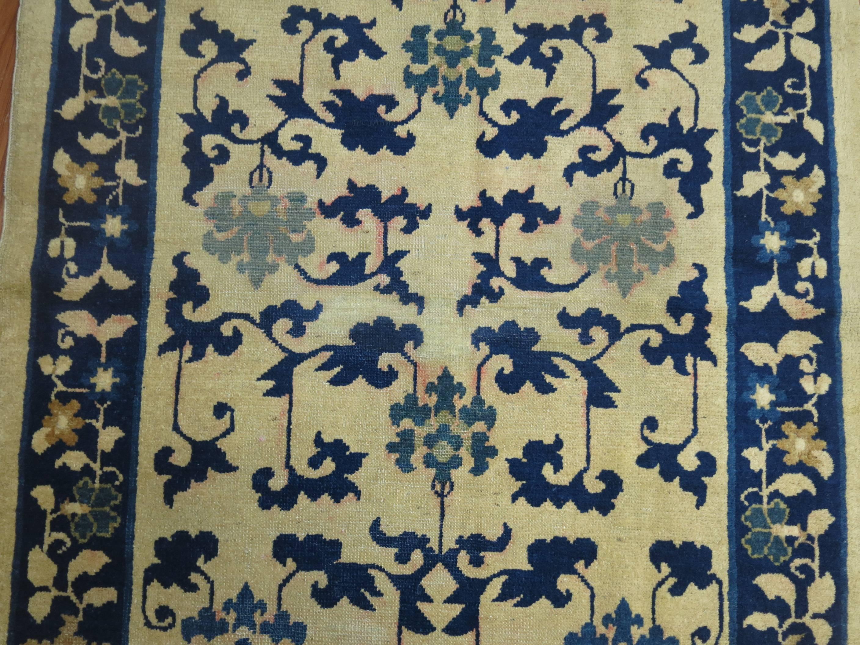 Ivory Blue Chinese 20th Century Throw Rug In Good Condition For Sale In New York, NY