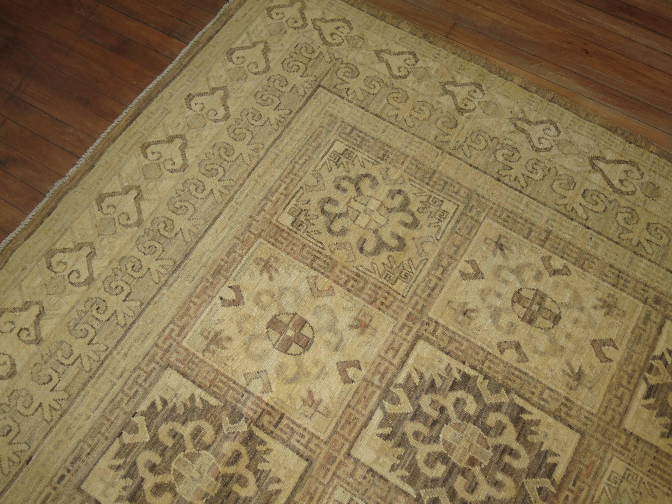 Neutraler Vintage-Khotan-Teppich in Zimmergröße (21. Jahrhundert und zeitgenössisch) im Angebot