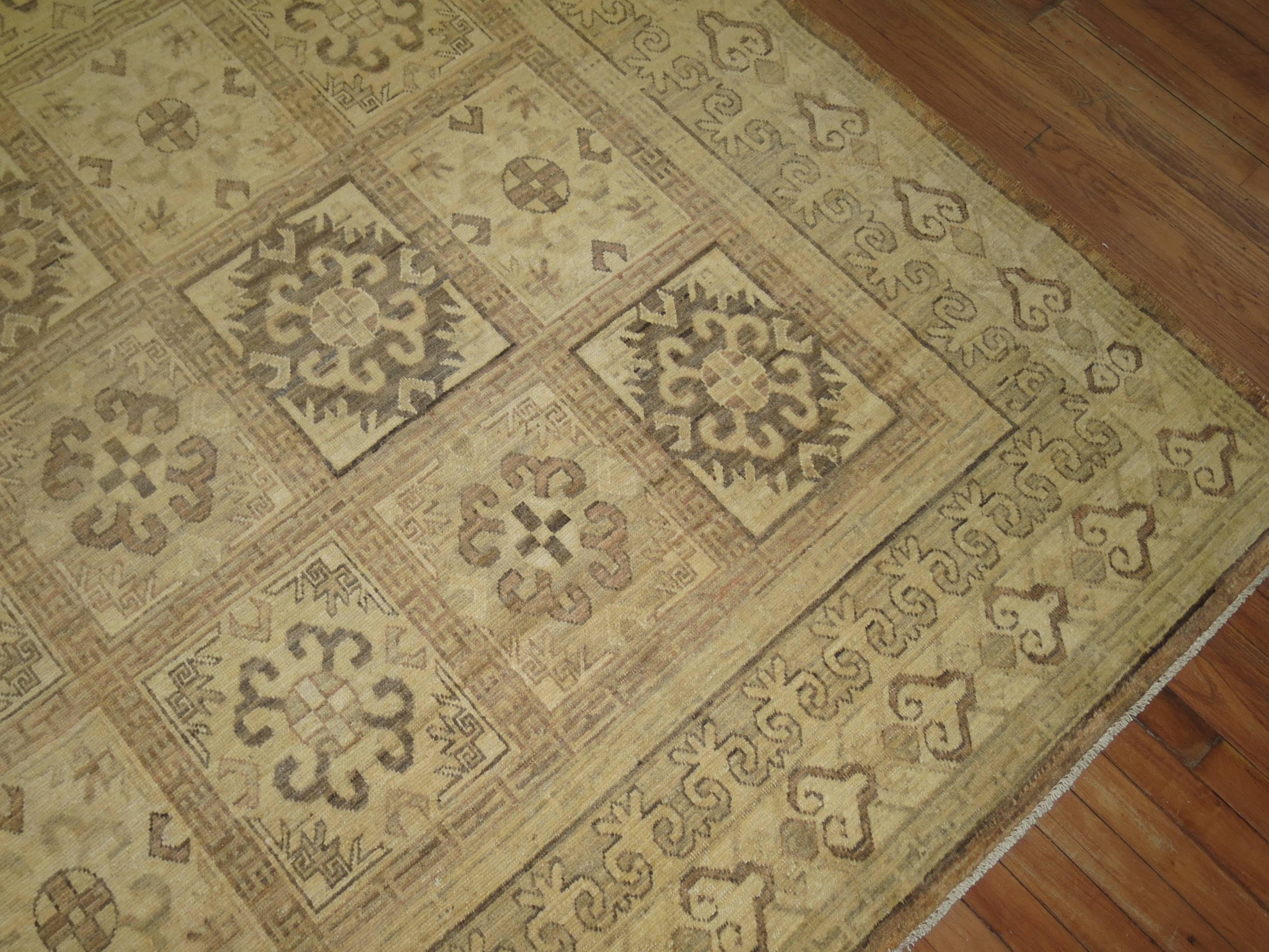Neutraler Vintage-Khotan-Teppich in Zimmergröße im Angebot 1