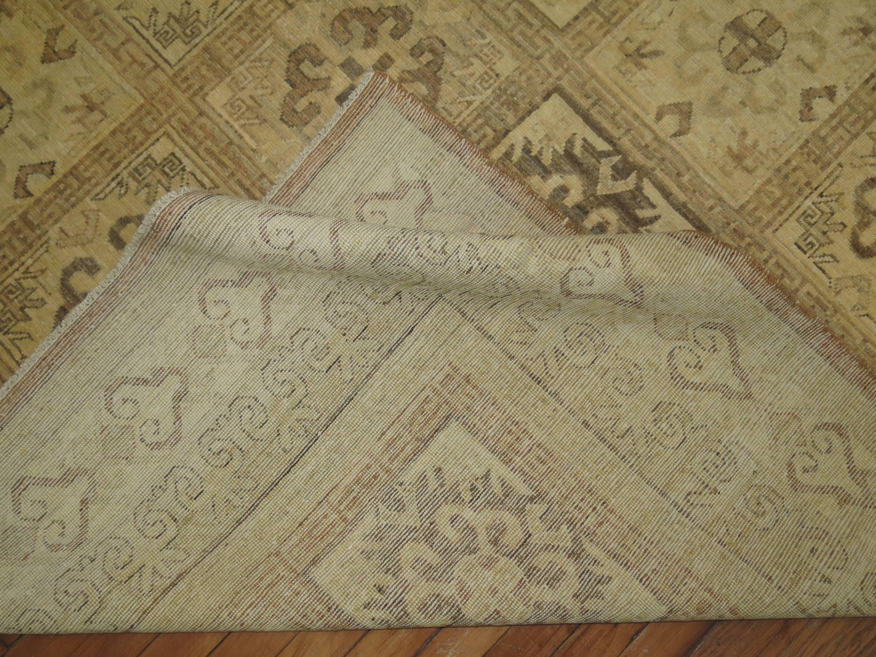 Neutraler Vintage-Khotan-Teppich in Zimmergröße im Angebot 2