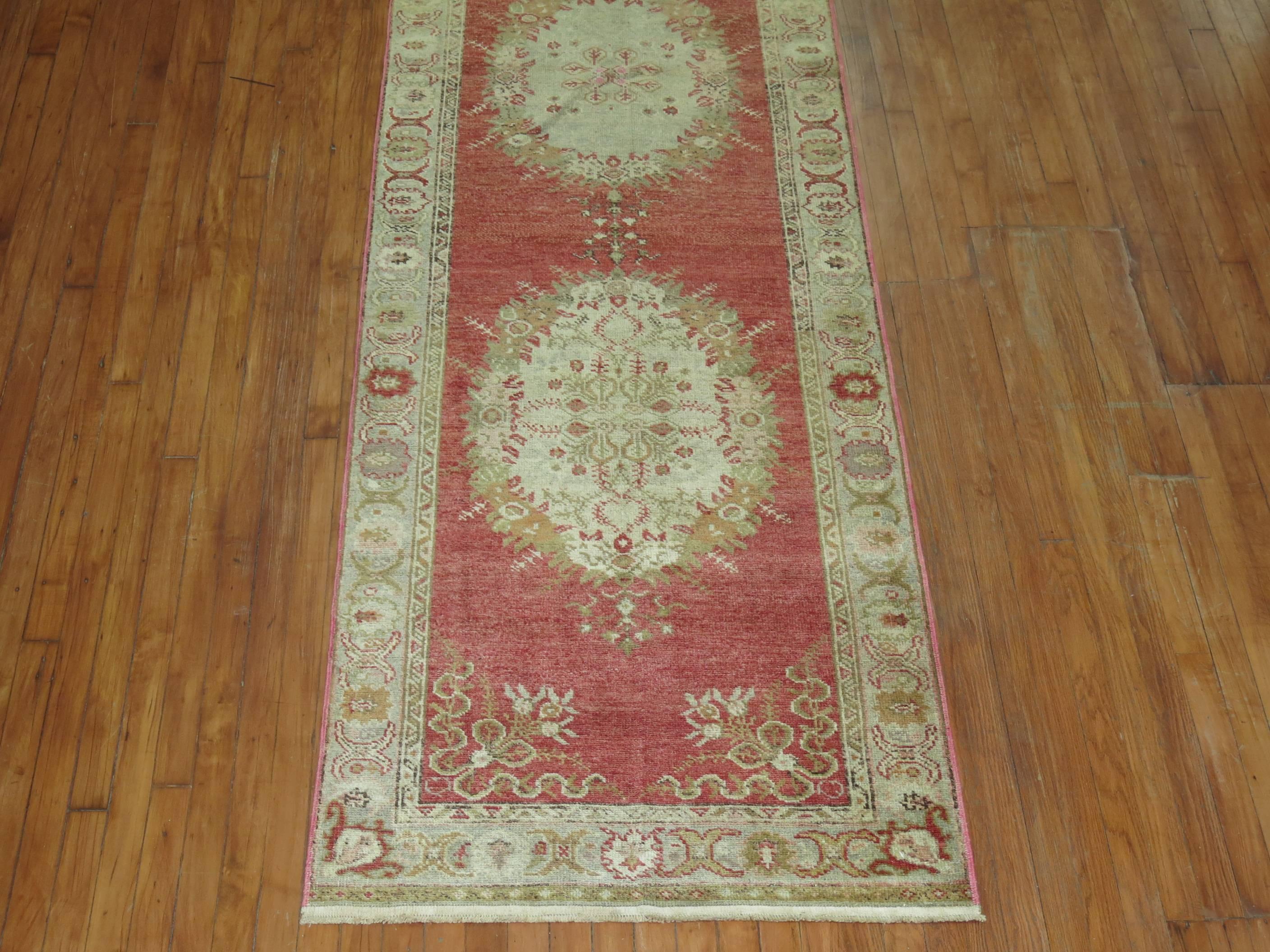 Colonial américain Tapis de couloir vintage Oushak en vente