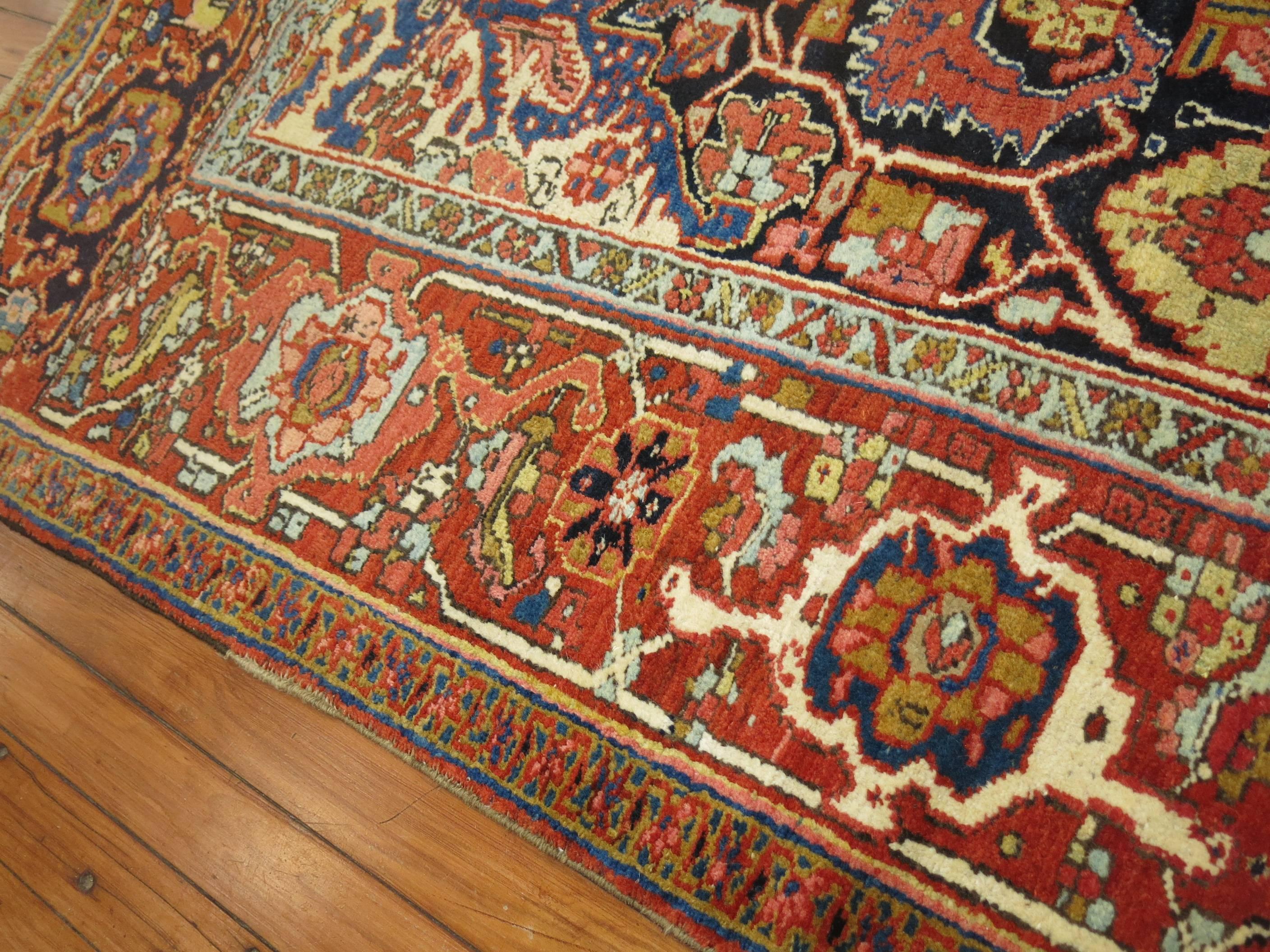 Antiker persischer Heriz-Teppich im Stil der Antike (Frühviktorianisch) im Angebot
