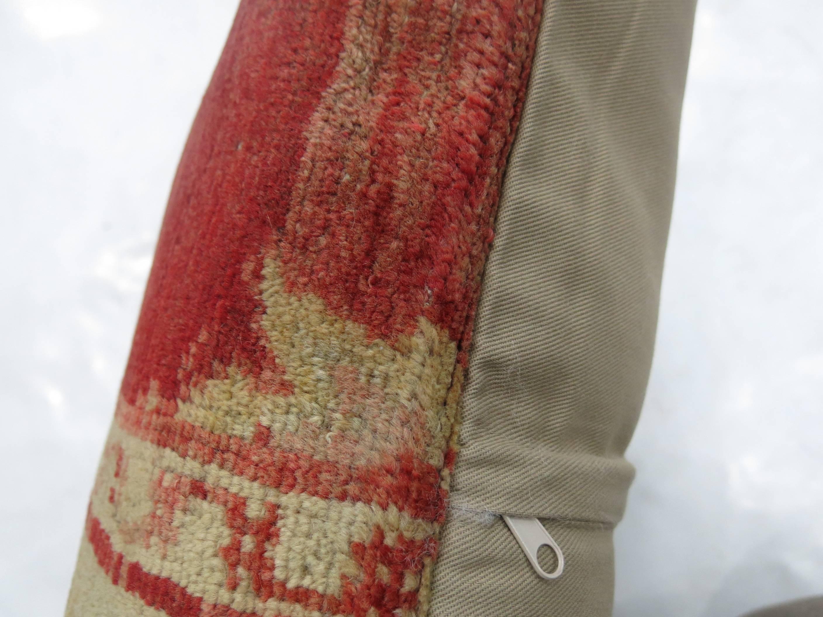Oreiller fabriqué à partir d'un tapis turc Sivas des années 1920.

Mesures : 17