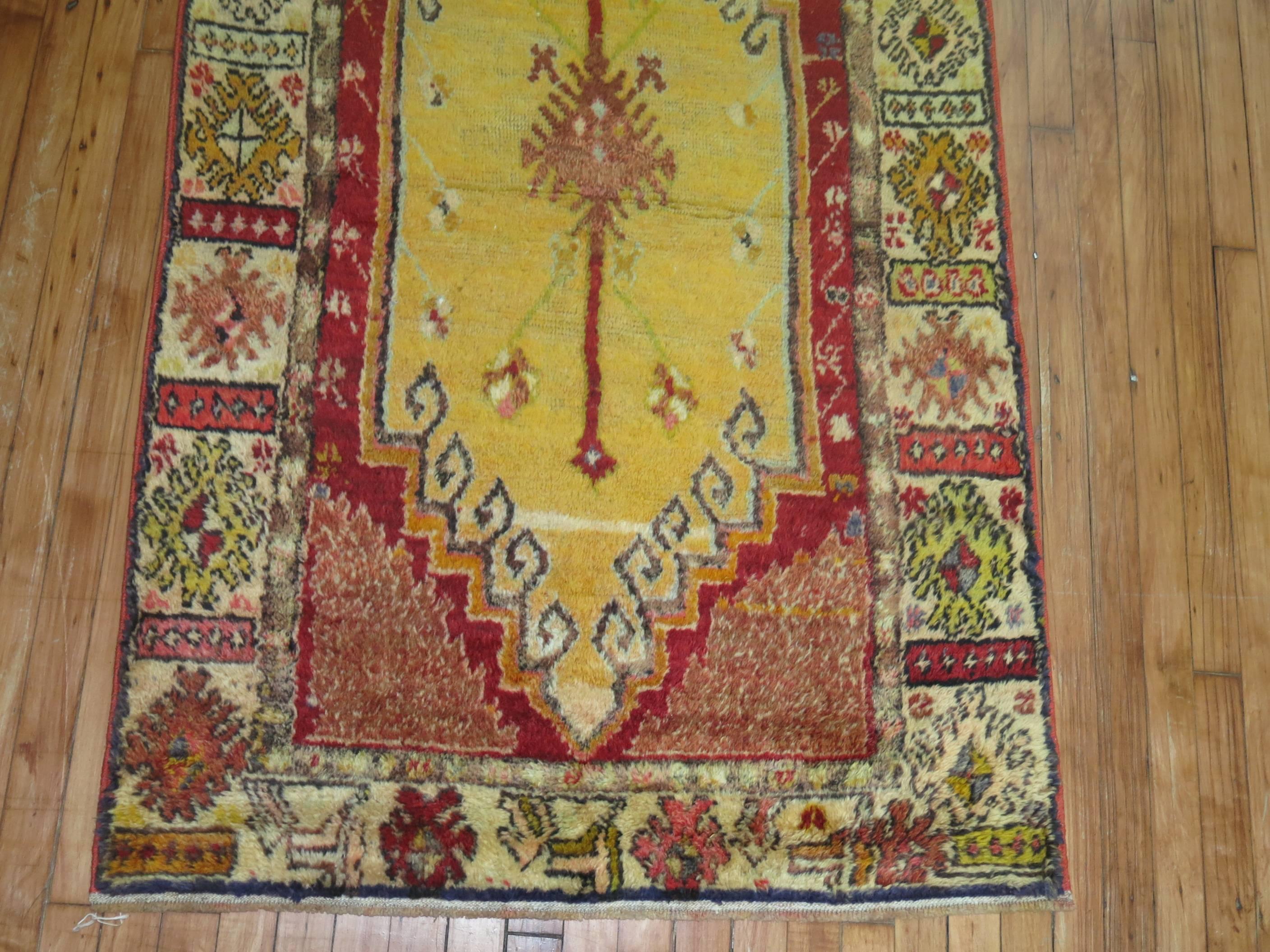 Red Field Anatolian Oushak Runner with Electric Blue and Gold Medallions In Excellent Condition For Sale In New York, NY