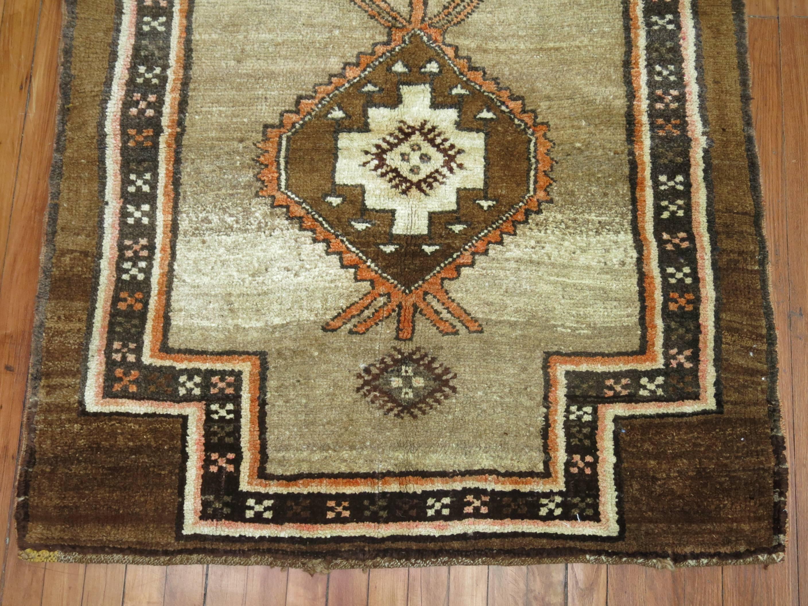 Quadratischer Türkischer Stammeskunst-Teppich in Quadratischer Schachtelgröße im Zustand „Gut“ im Angebot in New York, NY