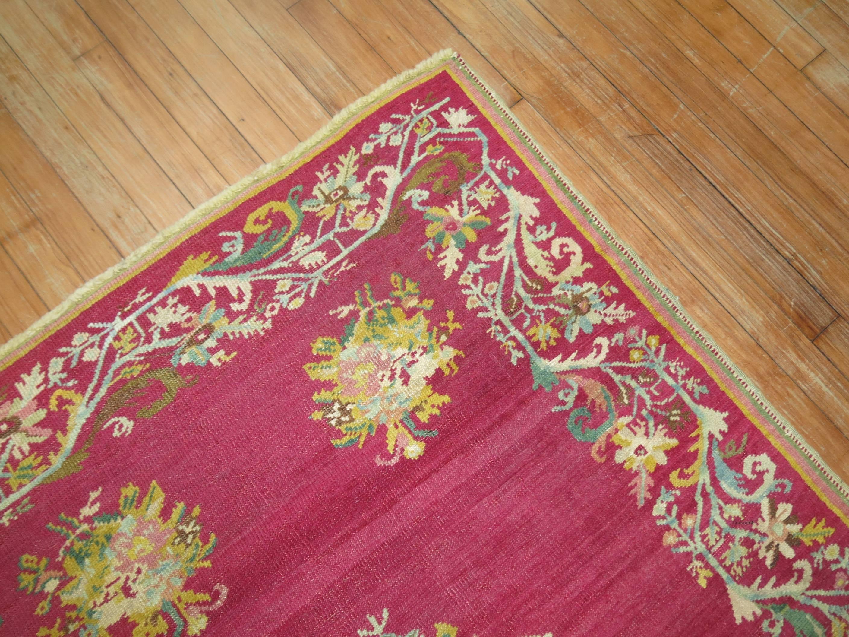 Romantique Superbe tapis floral turc Ghiordes framboise de la collection Zabihi en vente