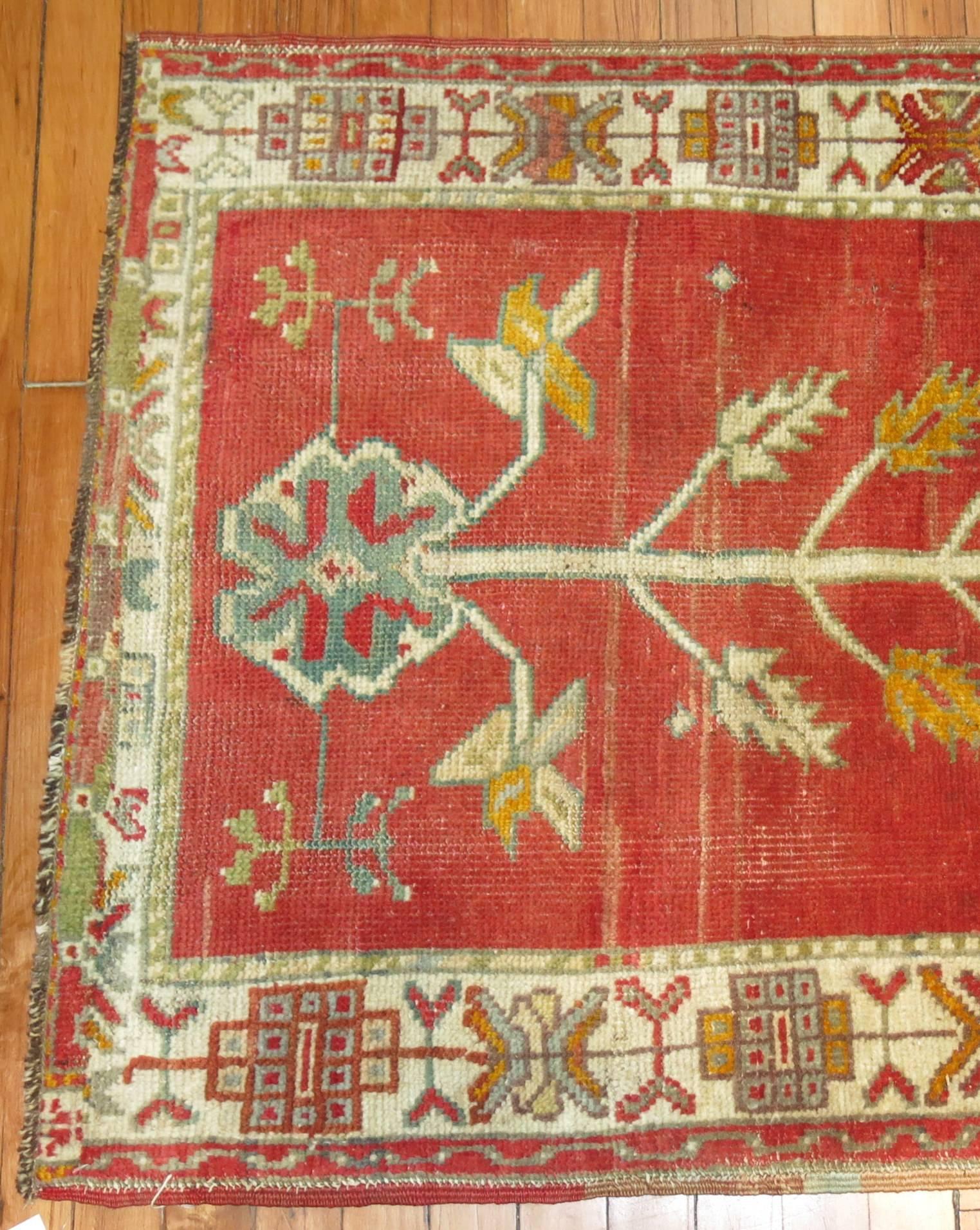 Antigua alfombra de oración Oushak del siglo XX en rojo y verde.

2'9'' x 3'5''