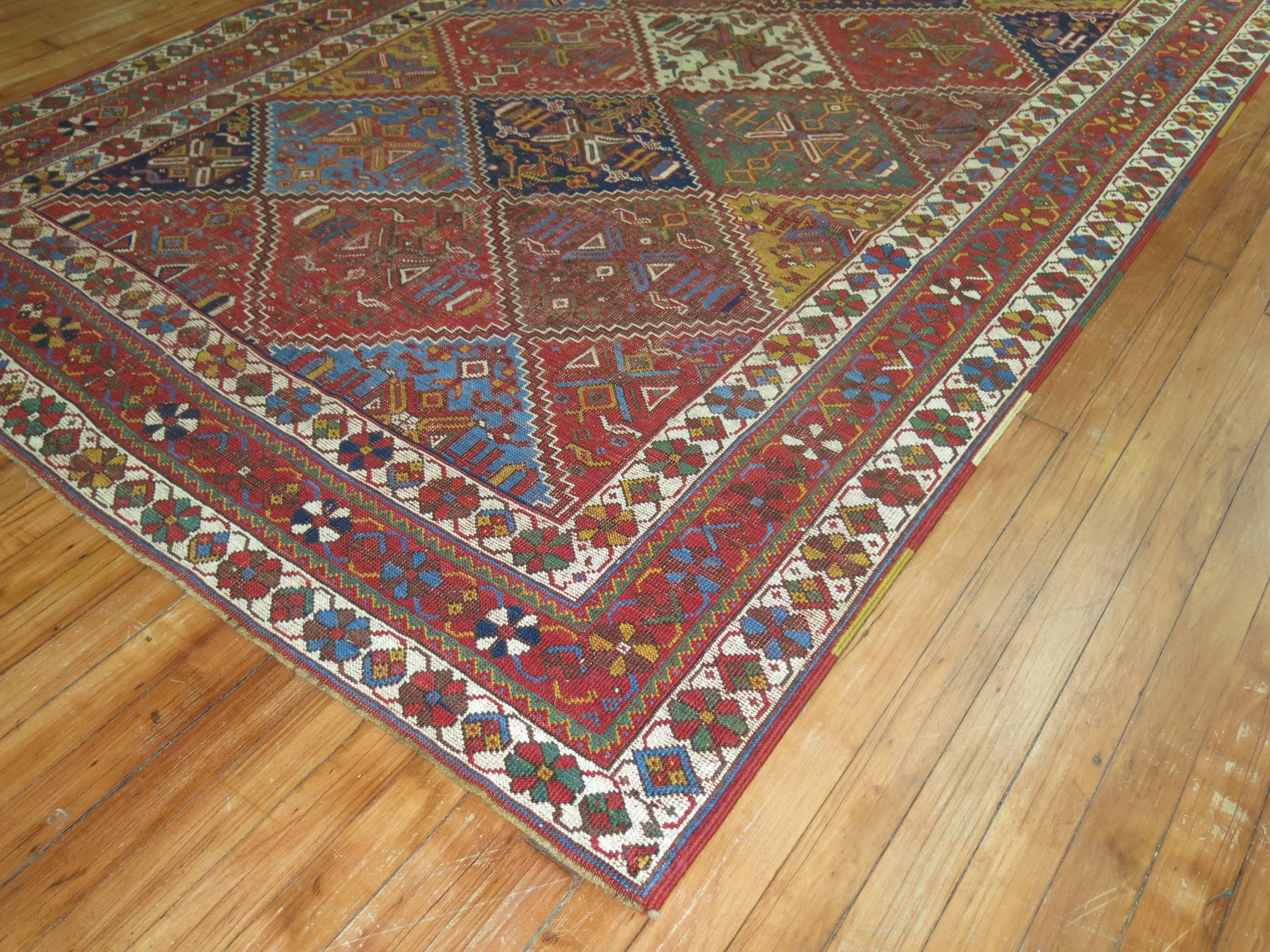 Ein verwitterter, strukturierter persischer Afshar-Teppich aus dem frühen 20. Jahrhundert mit einem farbenfrohen, rautenförmigen Allover-Muster.

Maße: 5' x 8'6''.
