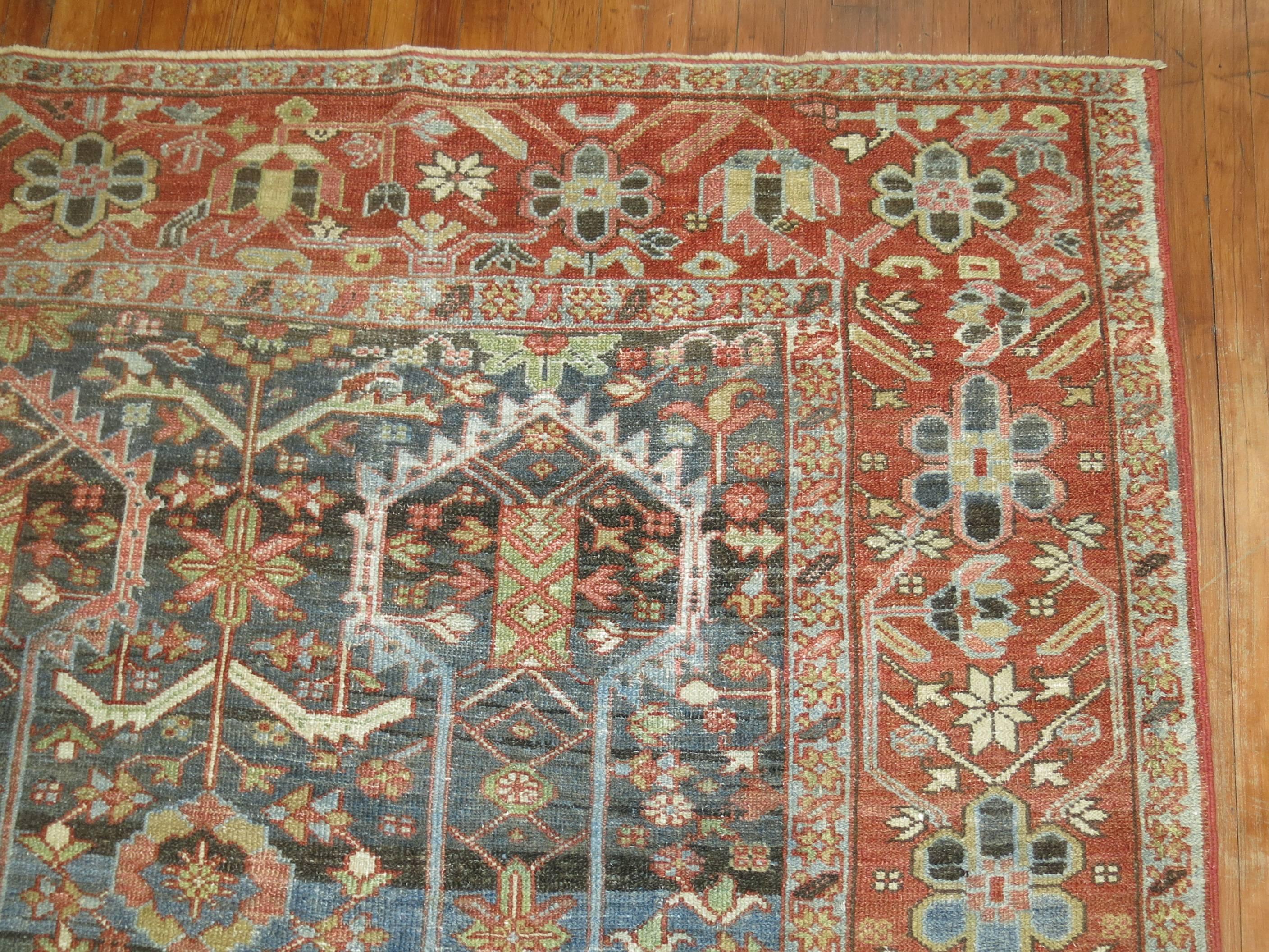 Alfombra decorativa persa antigua Heriz en Bueno estado para la venta en New York, NY
