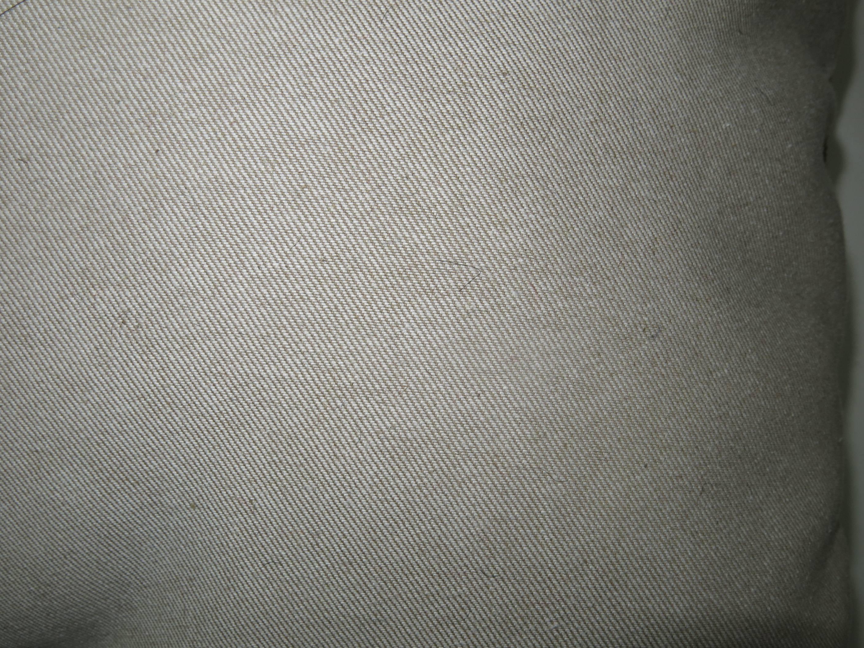 Oreiller provenant d'un tapis anatolien turc usé.

19'' x 20''