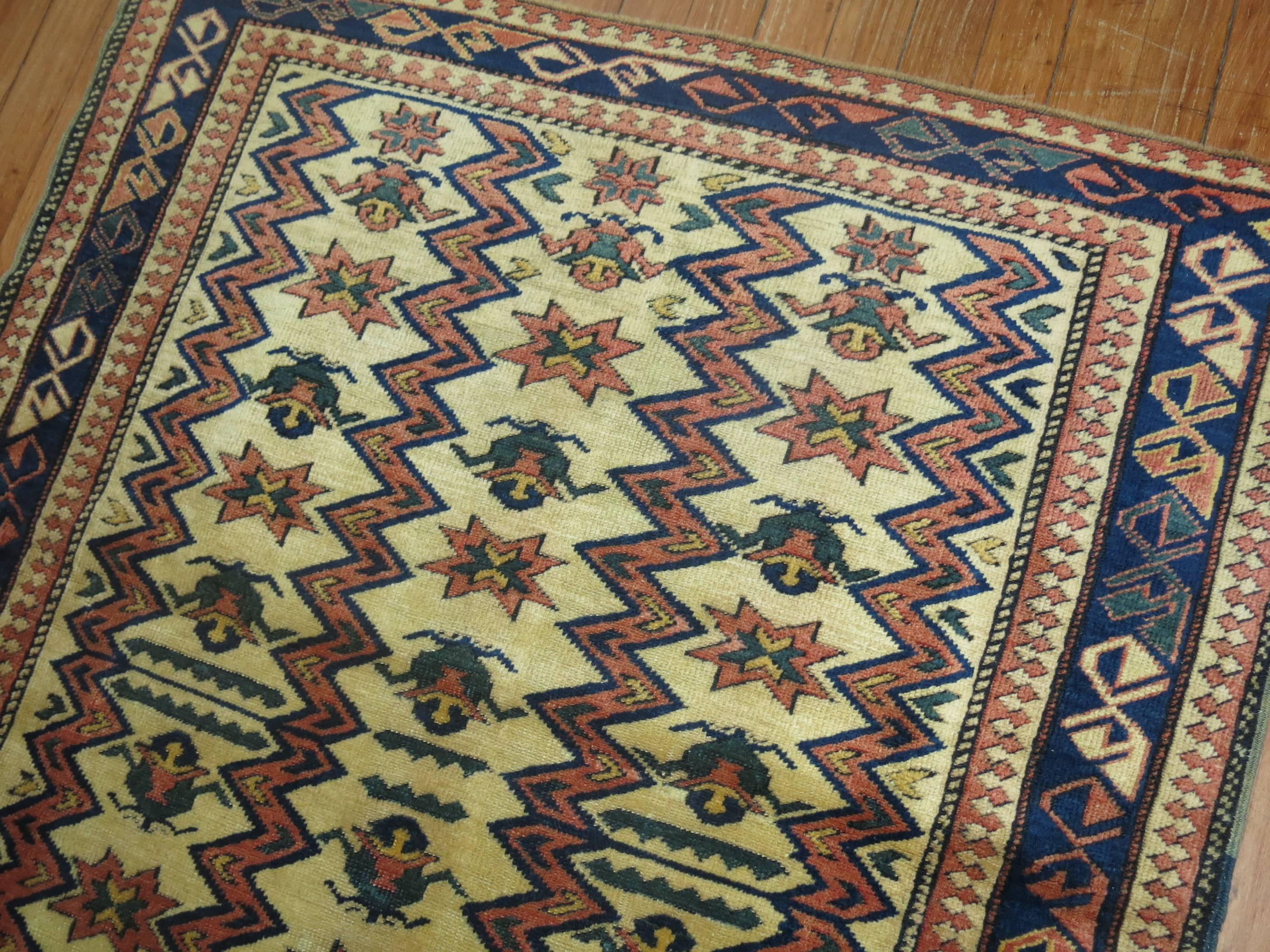 Tribal Rare petit tapis carré traditionnel caucasien Shirvan beige bleu rouille vintage en vente