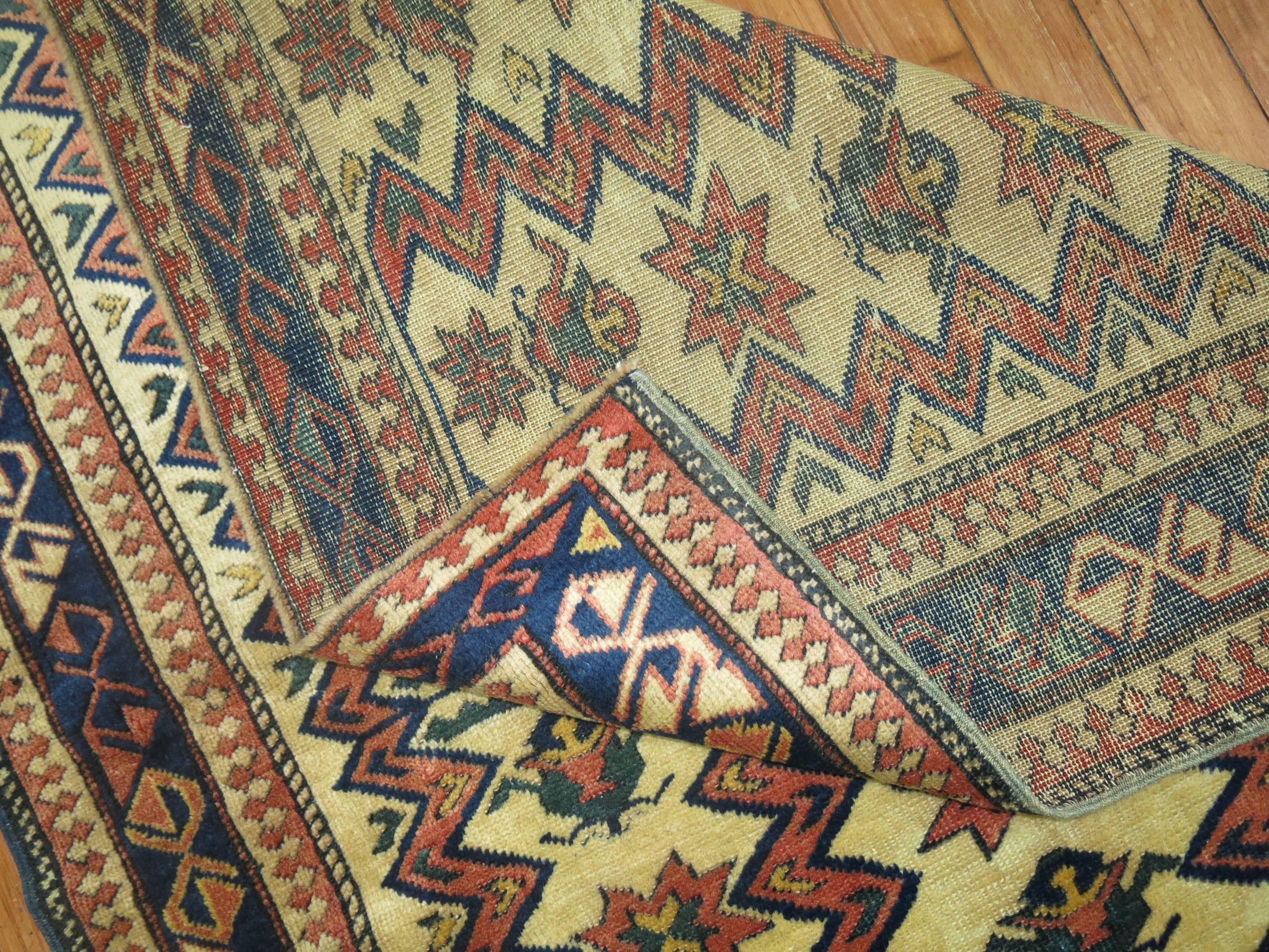 Noué à la main Rare petit tapis carré traditionnel caucasien Shirvan beige bleu rouille vintage en vente