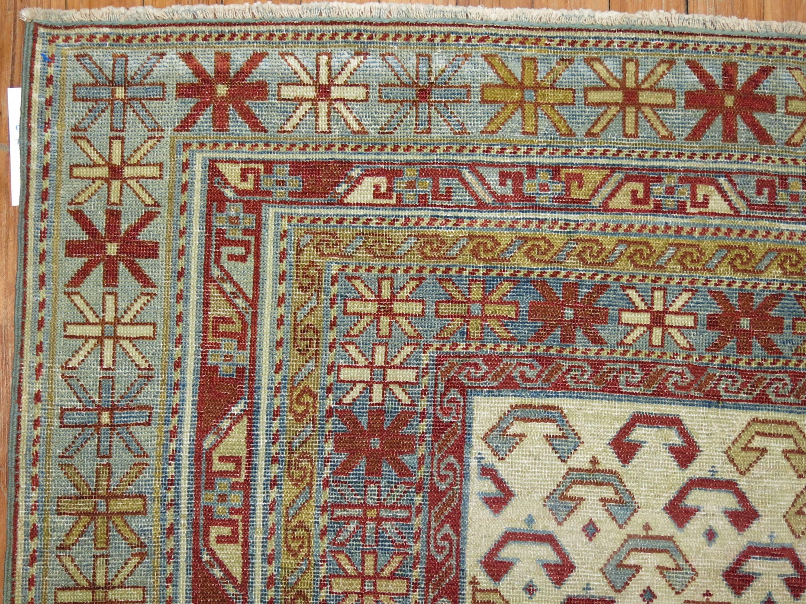 Kaukasischer Schirwan-Teppich im Vintage-Stil in Elfenbein, Hellblau und Rot im Zustand „Gut“ im Angebot in New York, NY