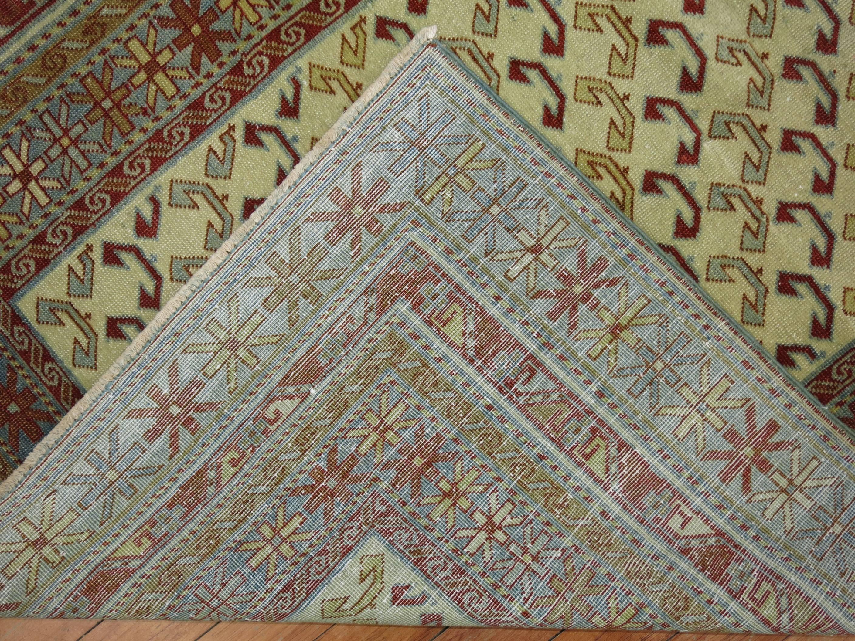 Dekorativer Vintage-Teppich aus Schirwan, der in den Dörfern und Bergen des Kaukasus gewebt wurde, mit blauen und roten Akzenten auf einem klaren, weißen, elfenbeinfarbenen Grund.

Maße: 3'7
