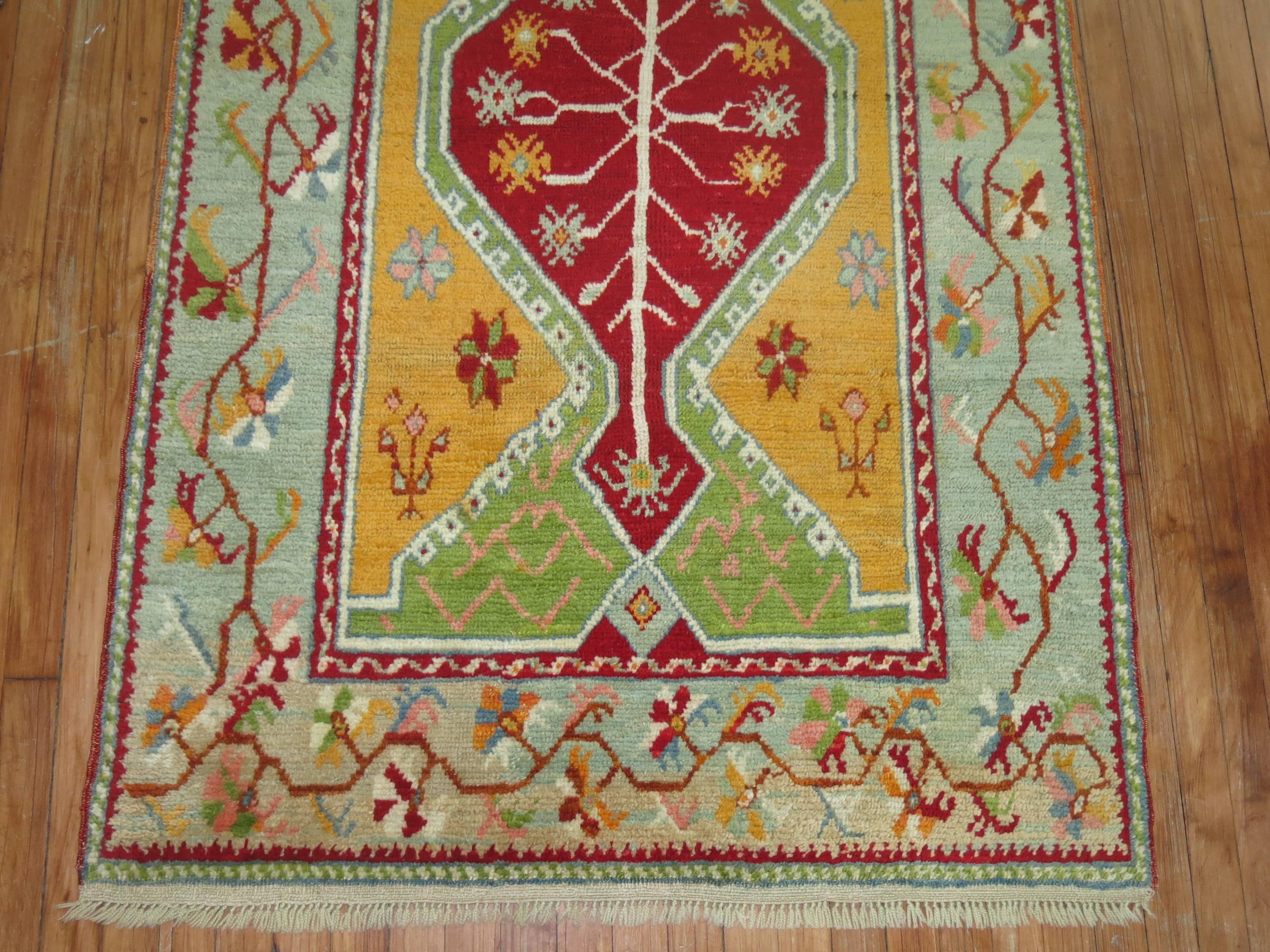 Arts and Crafts Tapis turc vintage d'Oushak aux couleurs vives en vente