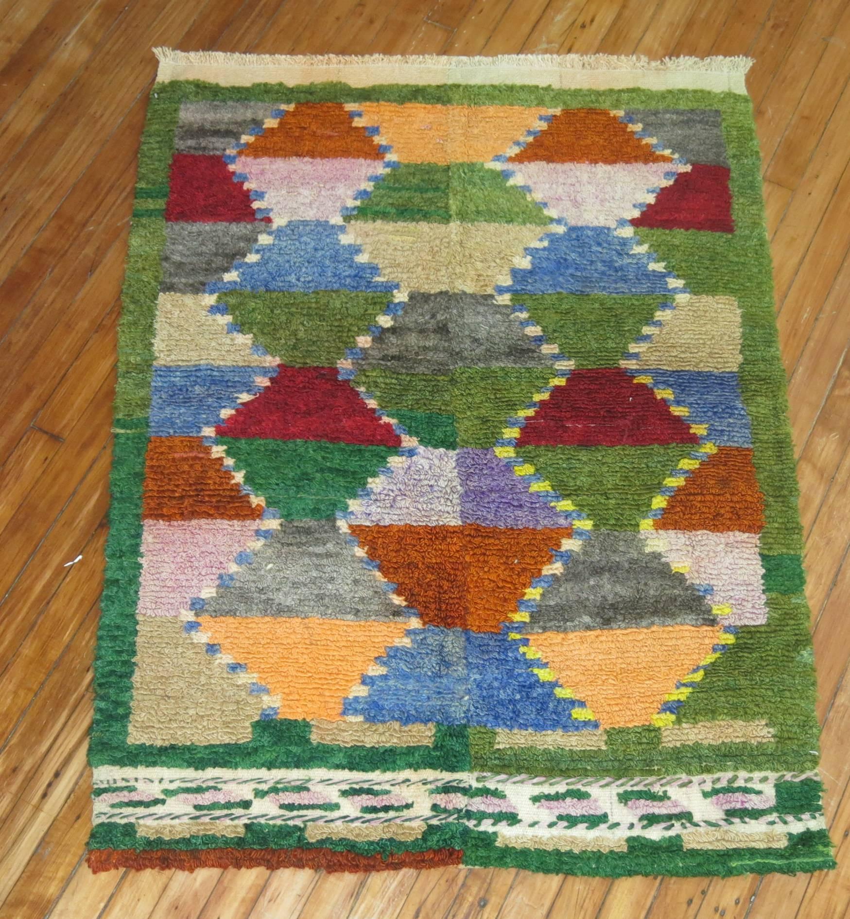 Ein alter türkischer Tulu-Teppich, der skandinavischen Kelims ähnelt. Durchgängig geometrisches Design.
Viele verschiedene Farben. Wir sind verliebt in die waldgrüne Wiese,

um das 20. Jahrhundert. Maße: 3'3