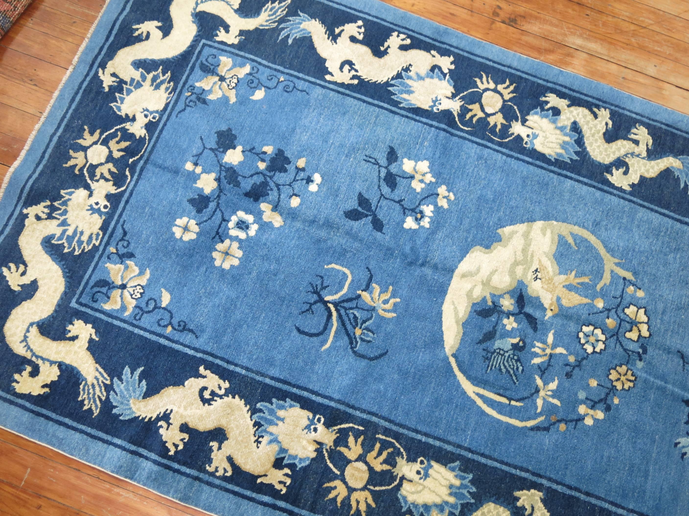 Très rare coureur chinois ancien de Pékin avec un motif de dragon pictural dans le champ et la bordure en deux tons de bleus prédominants. La taille de cette pièce est originale, ce qui en fait une pièce unique. La qualité est également