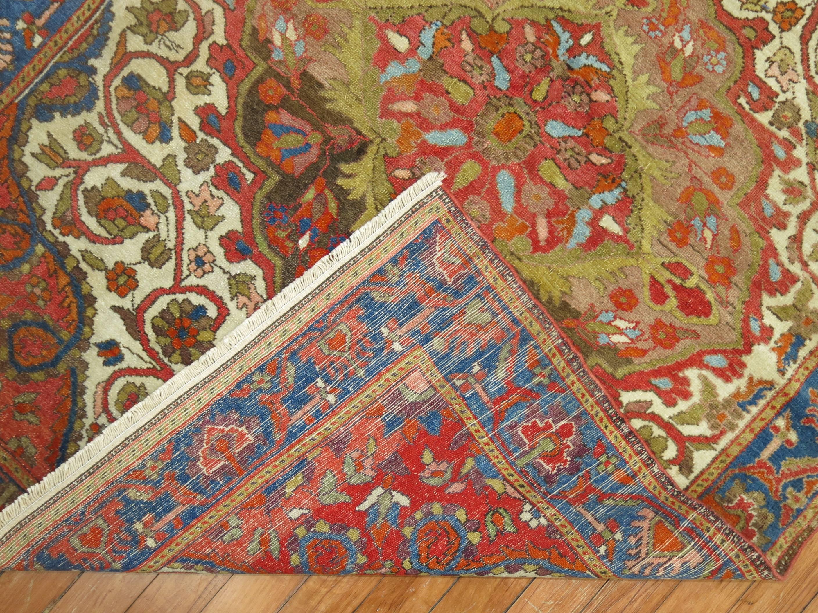 Feiner handgefertigter antiker persischer Malayer-Künstler-Teppich mit elfenbeinfarbenem Grund im Zustand „Hervorragend“ im Angebot in New York, NY