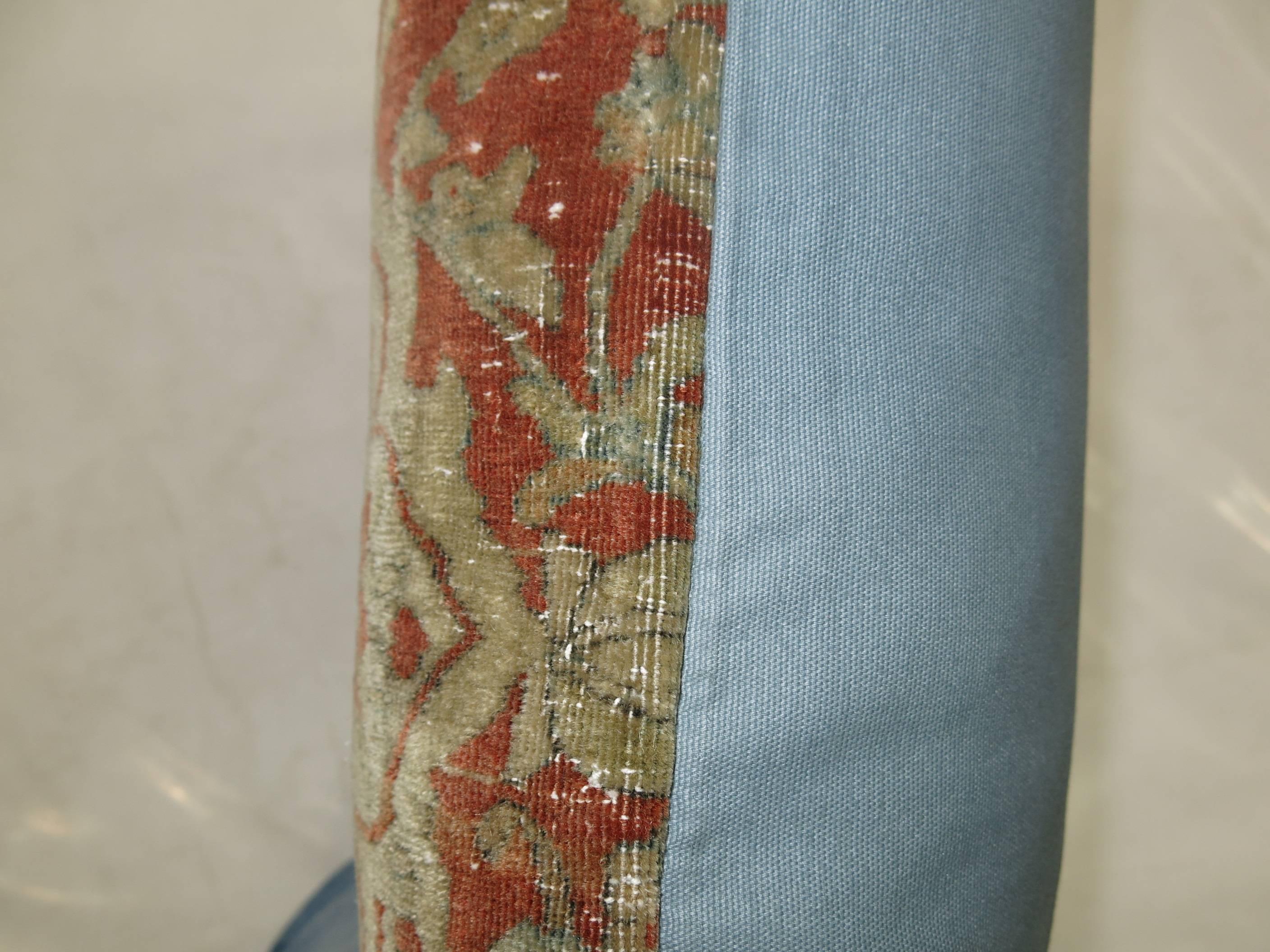 Exquisites Kissen aus einem antiken Mohtasham-Kashan-Teppich aus dem 19. Poly Fill-Einsatz und Reißverschluss 

19'' x 19''