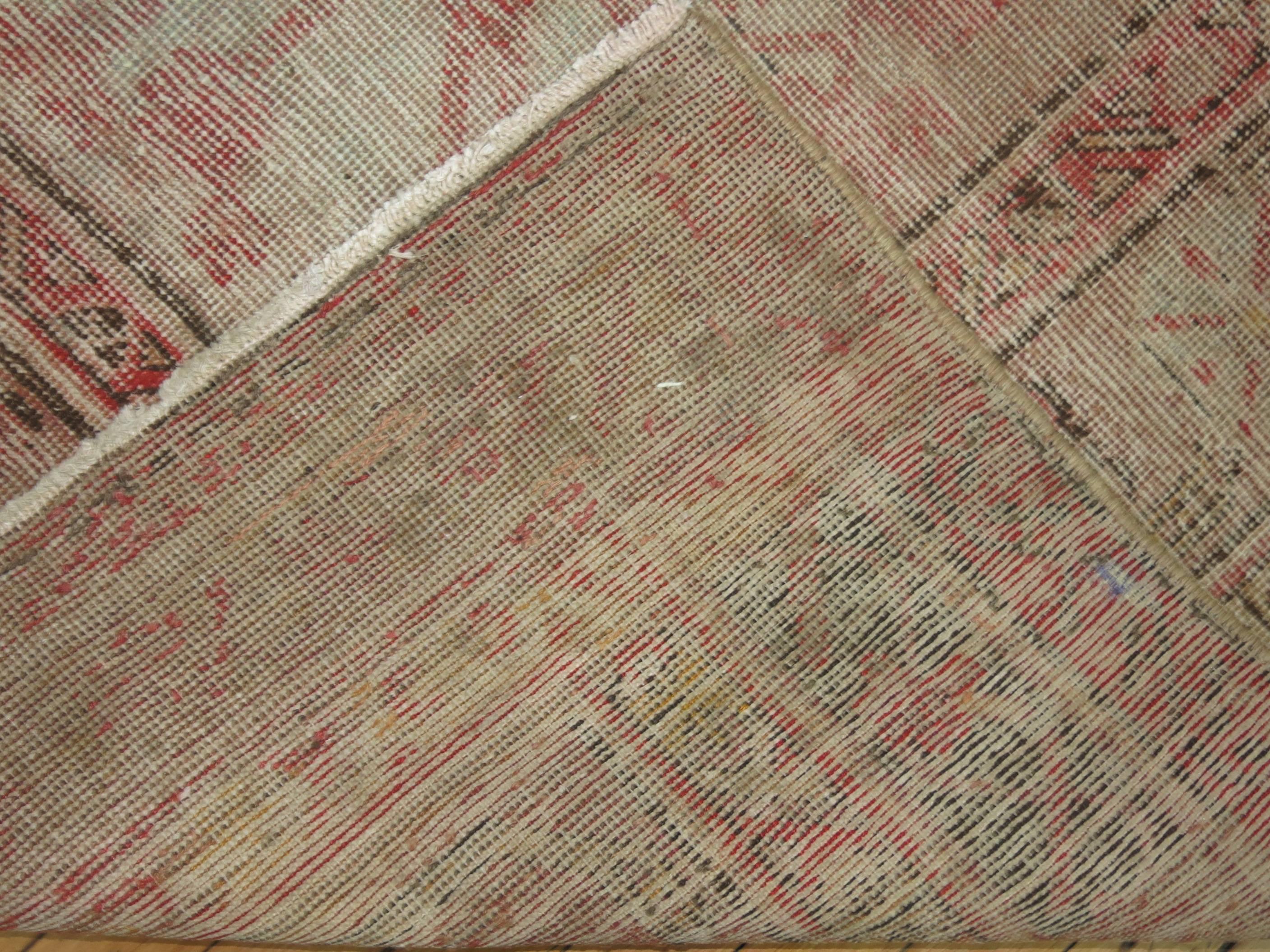Granatapfel Khotan Shabby Chic Ende des 19. Jahrhunderts Großer Galeriegroßer Teppich im Angebot 1