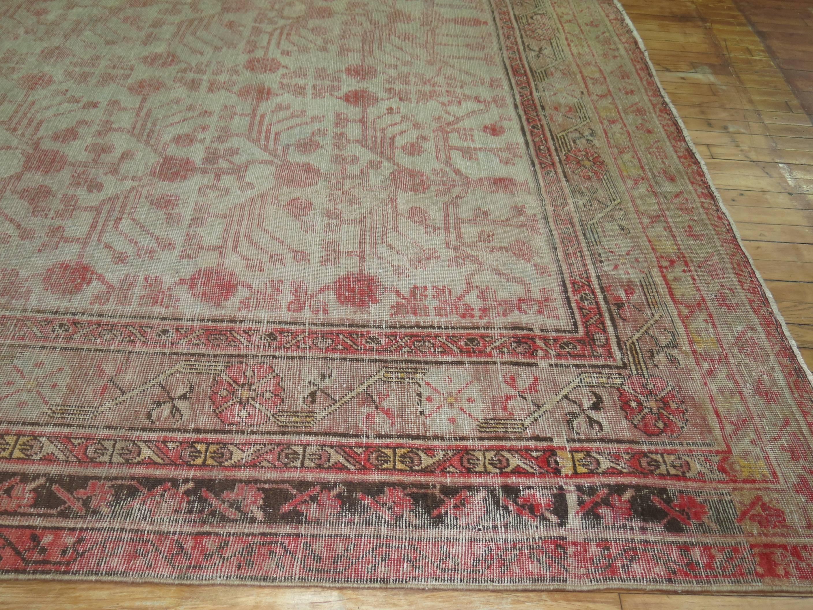 Granatapfel Khotan Shabby Chic Ende des 19. Jahrhunderts Großer Galeriegroßer Teppich im Angebot 2