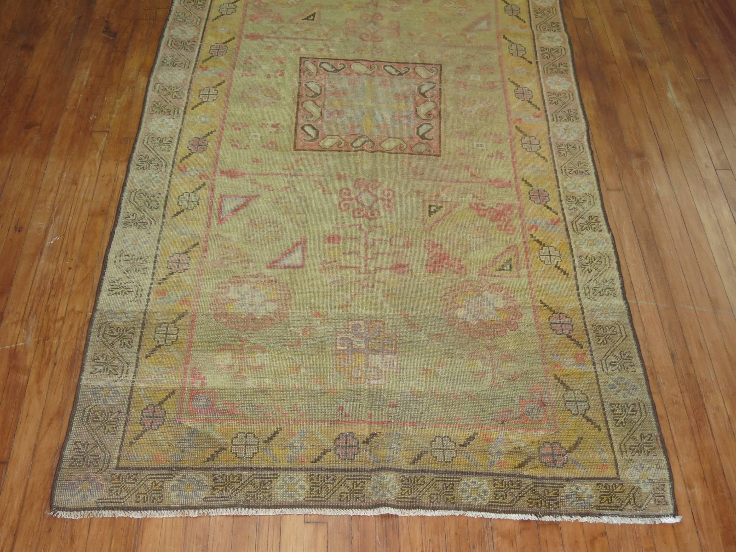 Grüner grüner Khotan-Teppich aus antiker Wolle aus dem 19. Jahrhundert (Ostturkestanisch) im Angebot