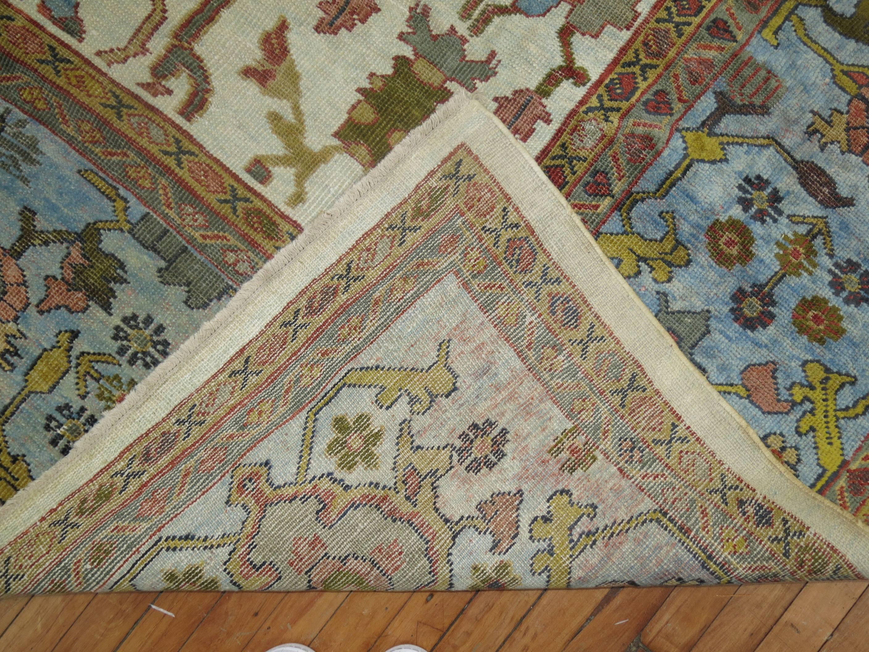 Vibrant tapis persan Mahal, champ ivoire, et bordure bleu ciel avec des accents de vert. Début du 20e siècle

10'9'' x 16'5''